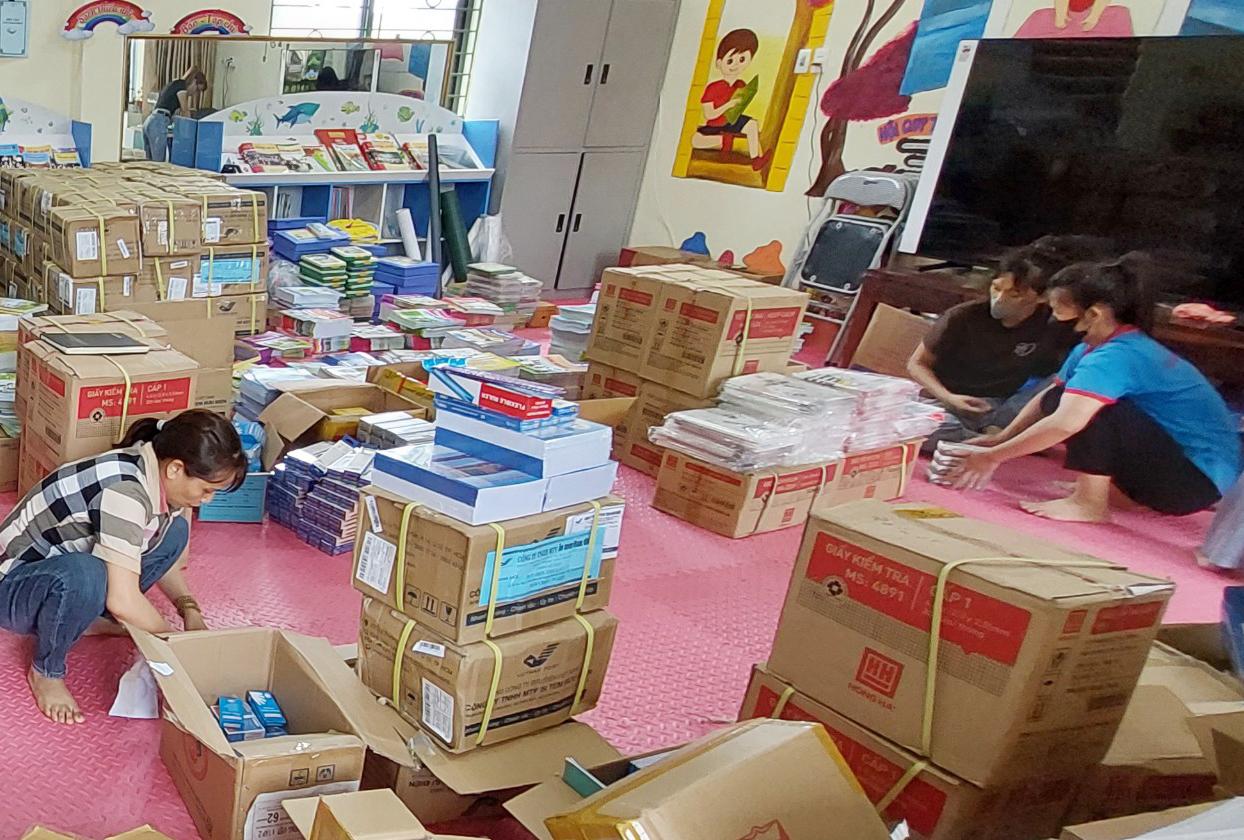 Chuẩn bị văn phòng phẩm phục vụ năm học mới. z5699708104765_daf2223309d1477c1854e7c5c3305748.jpg