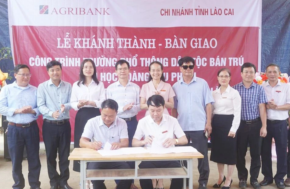 lanh-dao-agribank-chi-nhanh-tinh-lao-cai-ban-giao-cong-trinh-cho-truong-ptdt-ban-tru-tieu-hoc-hoang-thu-pho-2-9673.jpg