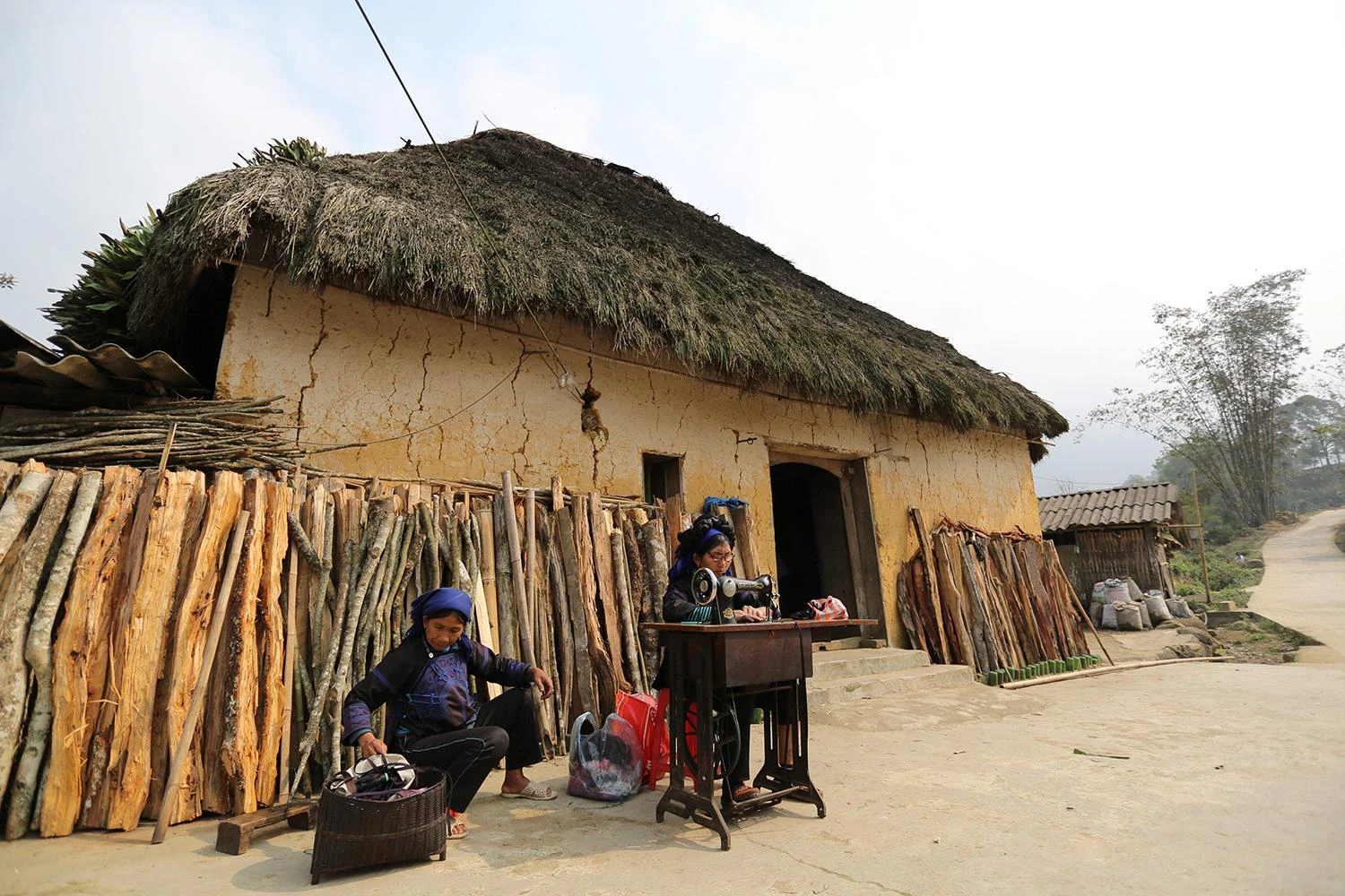 Phụ nữ Hà Nhì phải mất nhiều thời gian và công sức từ đo, cắt, khâu, thêu thùa và chắp nối các mảnh vải lại với nhau. Đặc biệt, để hoàn thành 1 bộ nữ phục mặc trong ngày lễ, tết, người phụ nữ có khi phải làm trong thời gian 5 - 6 tháng.