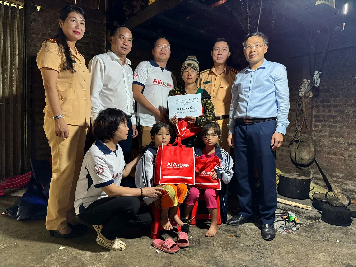 Tặng quà và trao hỗ trợ 10 triệu đồng cho gia đình chị Vừ Thị La, thôn Suối Thầu 2, xã Ngũ Chỉ Sơn.