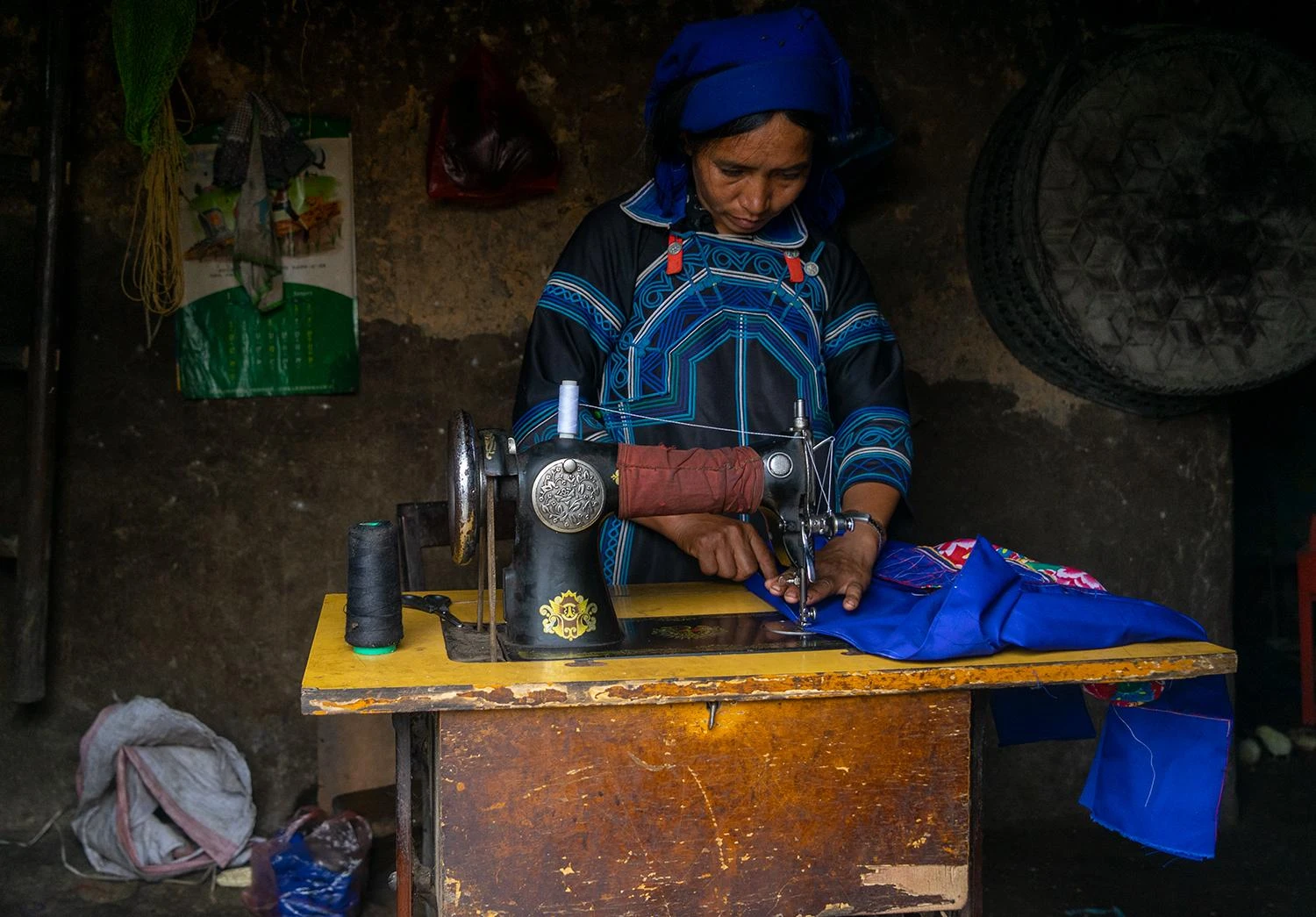 Người Hà Nhì vất vả trong cuộc sống nhưng họ không quên gìn giữ nét văn hóa đã ăn sâu vào tiềm thức của mình đó là bộ trang phục, bởi đối với họ, bộ trang phục tượng trưng cho văn hóa, cho vẻ đẹp của riêng dân tộc mình.