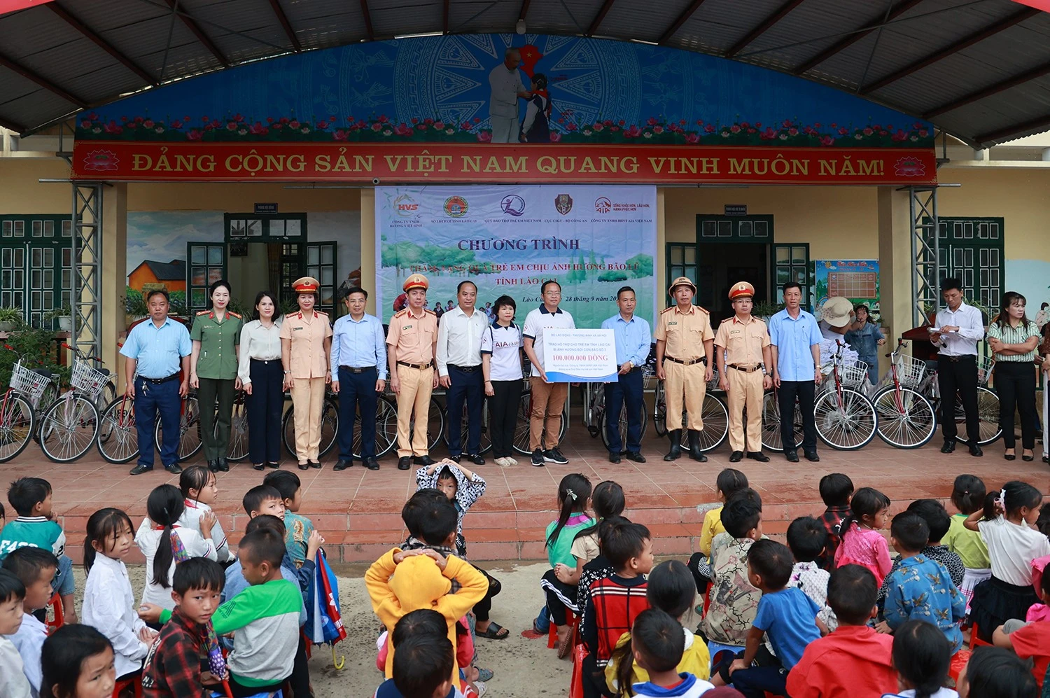 Quỹ Bảo trợ trẻ em Việt Nam trao 100 triệu đồng cho xã Ngủ Chỉ Sơn hỗ trợ trẻ em bị ảnh hưởng bởi mưa lũ (trích từ nguồn kinh phí do Công ty TNHH Bảo hiểm nhân thọ AIA Việt Nam tài trợ).