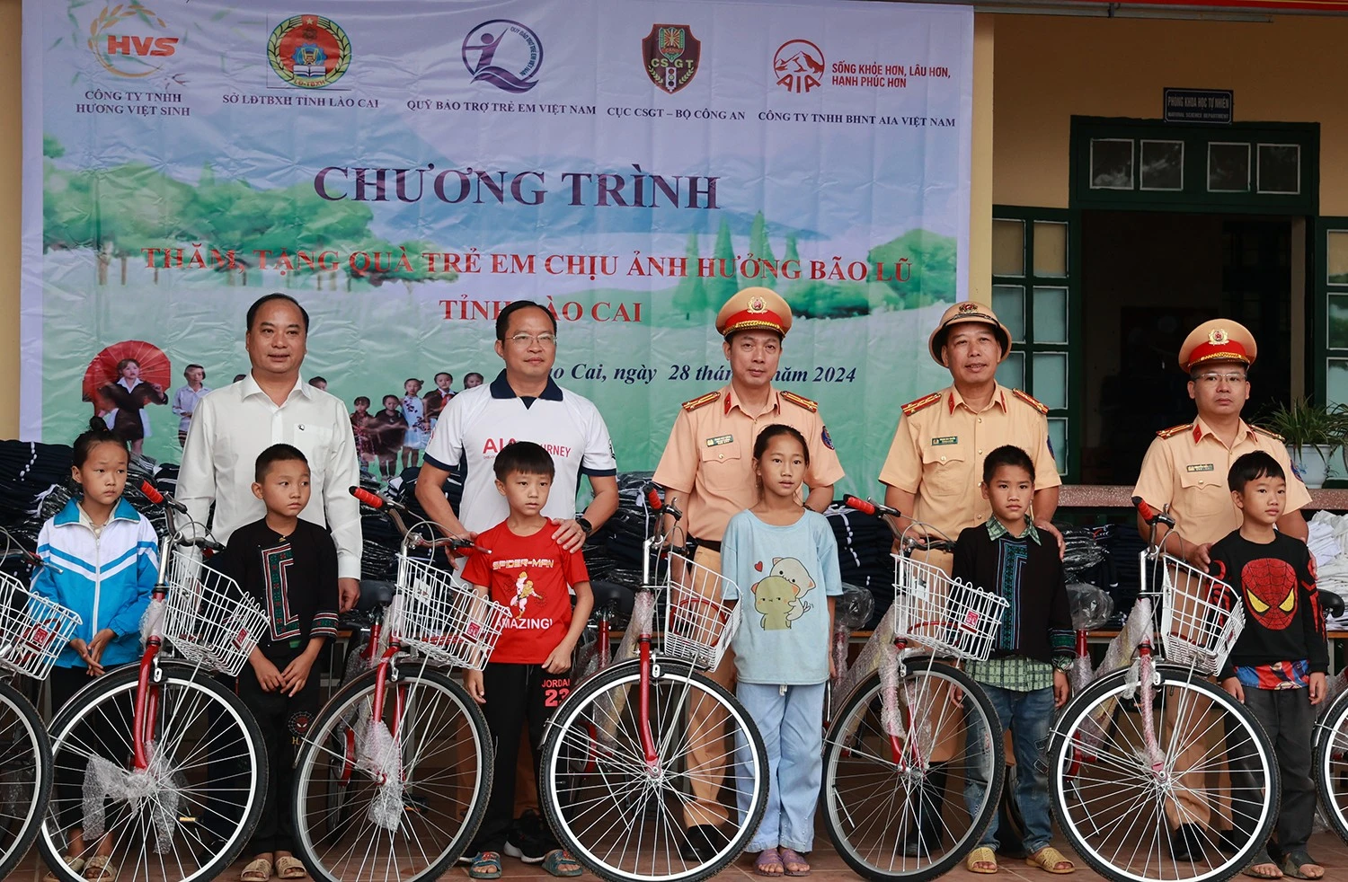 Công ty TNHH Bảo hiểm nhân thọ AIA Việt Nam trao tặng 30 chiếc xe đạp cho học sinh có hoàn cảnh đặc biệt khó khăn.