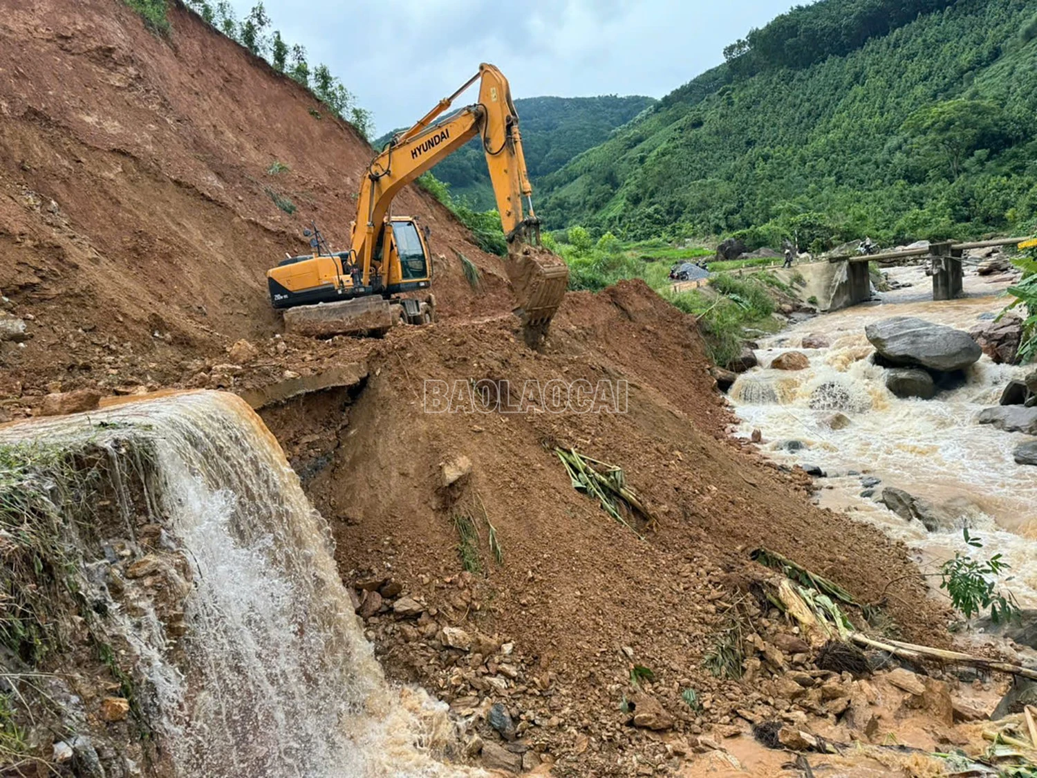 Có 117 tuyến đường trục xã, trục thôn bị ảnh hưởng do thiên tai. Khối lượng đất, đá sạt lở khoảng 450.000 m3 ; 26.954 m2 mặt đường và 91 cống bị hư hỏng.