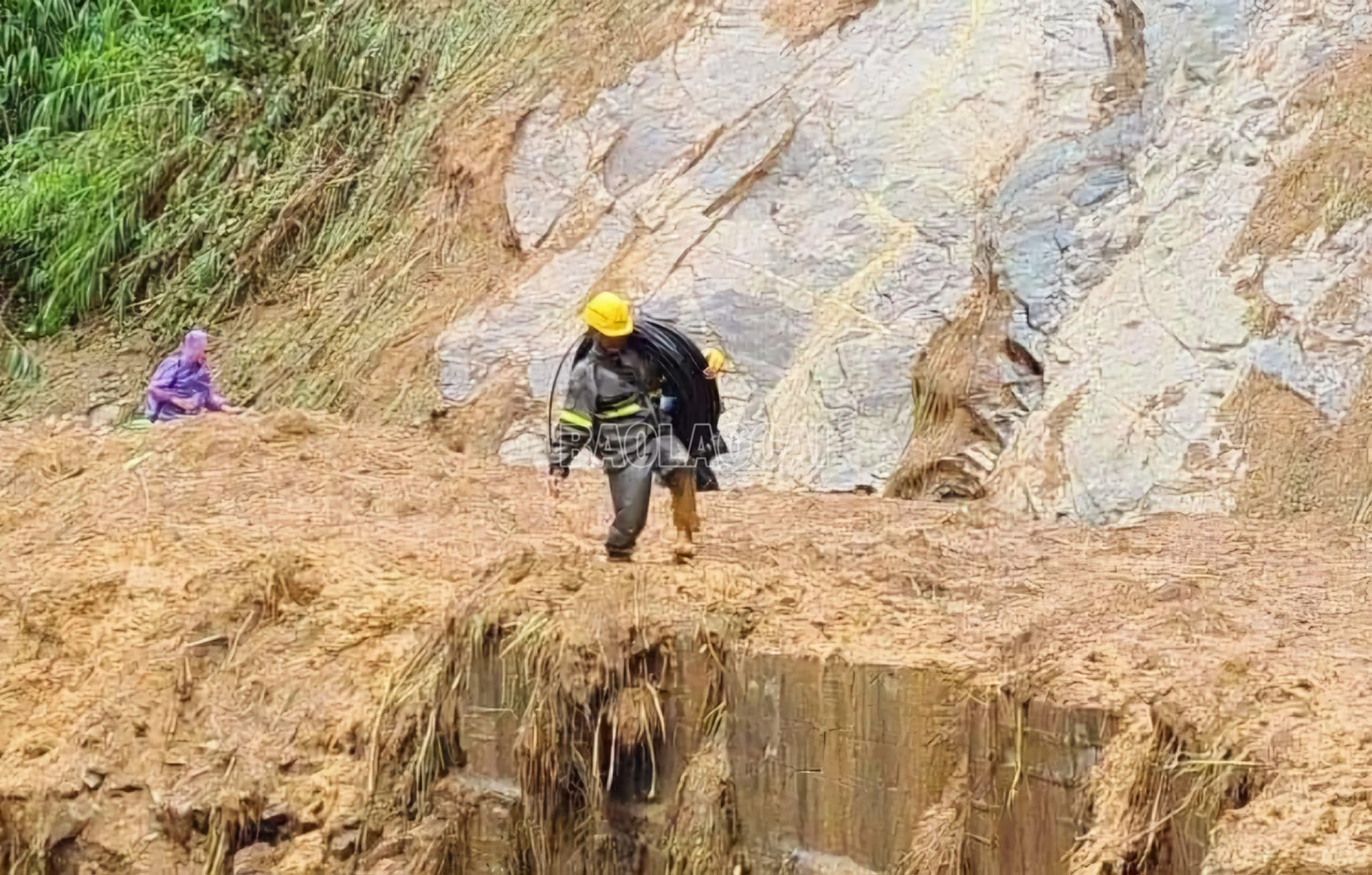 Có 182 cột treo cáp bị gãy và khoảng 7.500 m dây thông tin bị đứt. Hiện tại, các nhà mạng đã khắc phục sự cố; khu vực trung tâm 21 xã, thị trấn của huyện đã có sóng di động phục vụ thông tin, liên lạc.