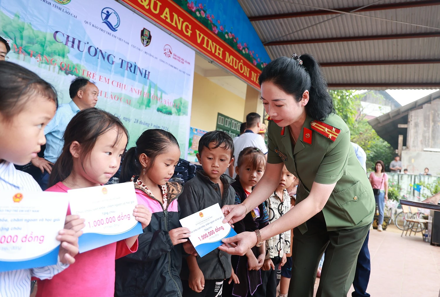 Trao 50 suất học bổng trị giá 1 triệu đồng/suất cho 50 học sinh nghèo vượt khó.