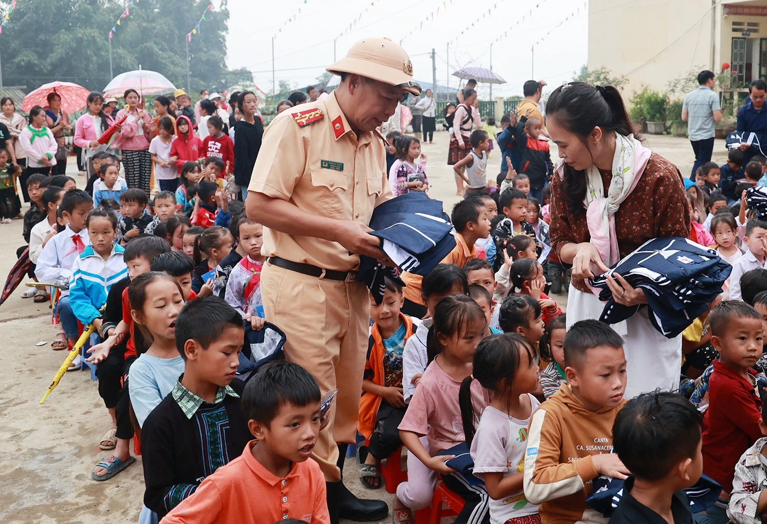 Công ty TNHH Hương Việt Sinh trao tặng 1.000 áo khoác cho học sinh.