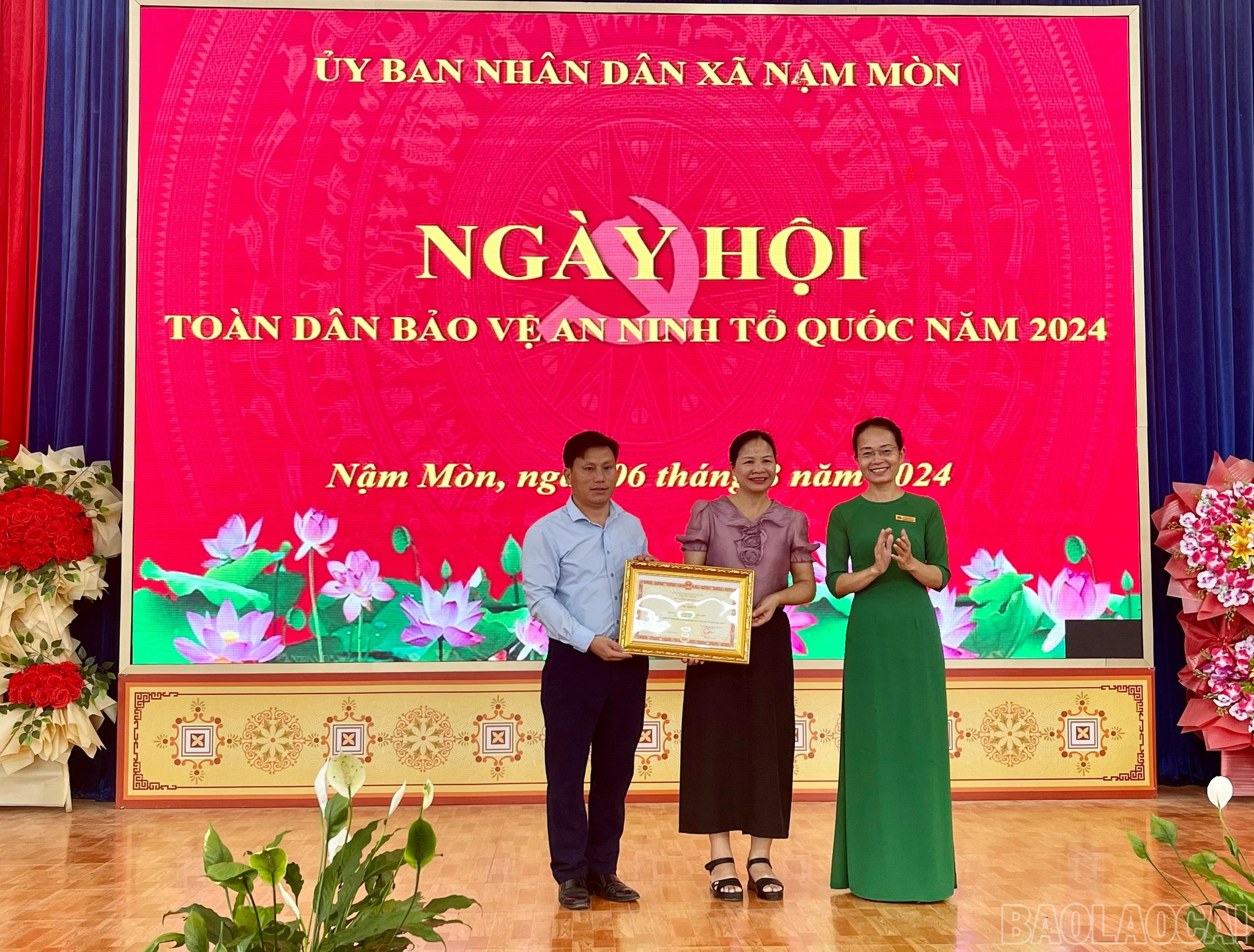Trao Bằng khen của Chủ tịch UBND tỉnh cho Nhân dân và cán bộ xã Nậm Mòn vì đã có thành tích tiêu biểu xuất sắc trong phong trào “Toàn dân bảo vệ An ninh Tổ quốc" năm 2024