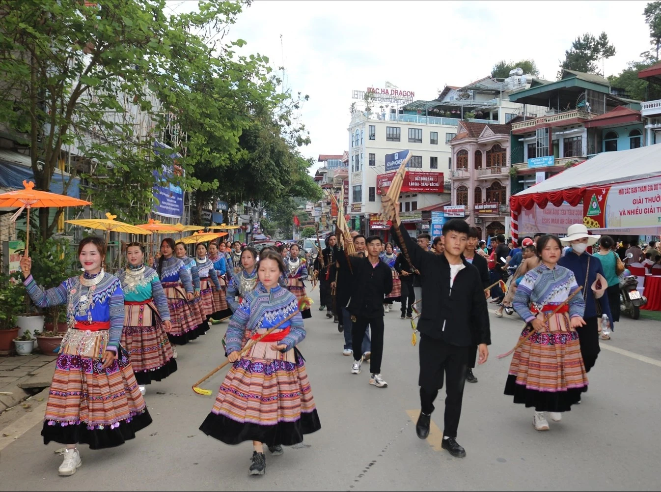 clb-van-nghe-dan-gian-hong-mi-trinh-dien-mua-gay-senh-tien-khen-mong-phuc-vu-khach-du-lich-tai-mien-cao-nguyen-trang-bac-ha-3989-9708.jpg