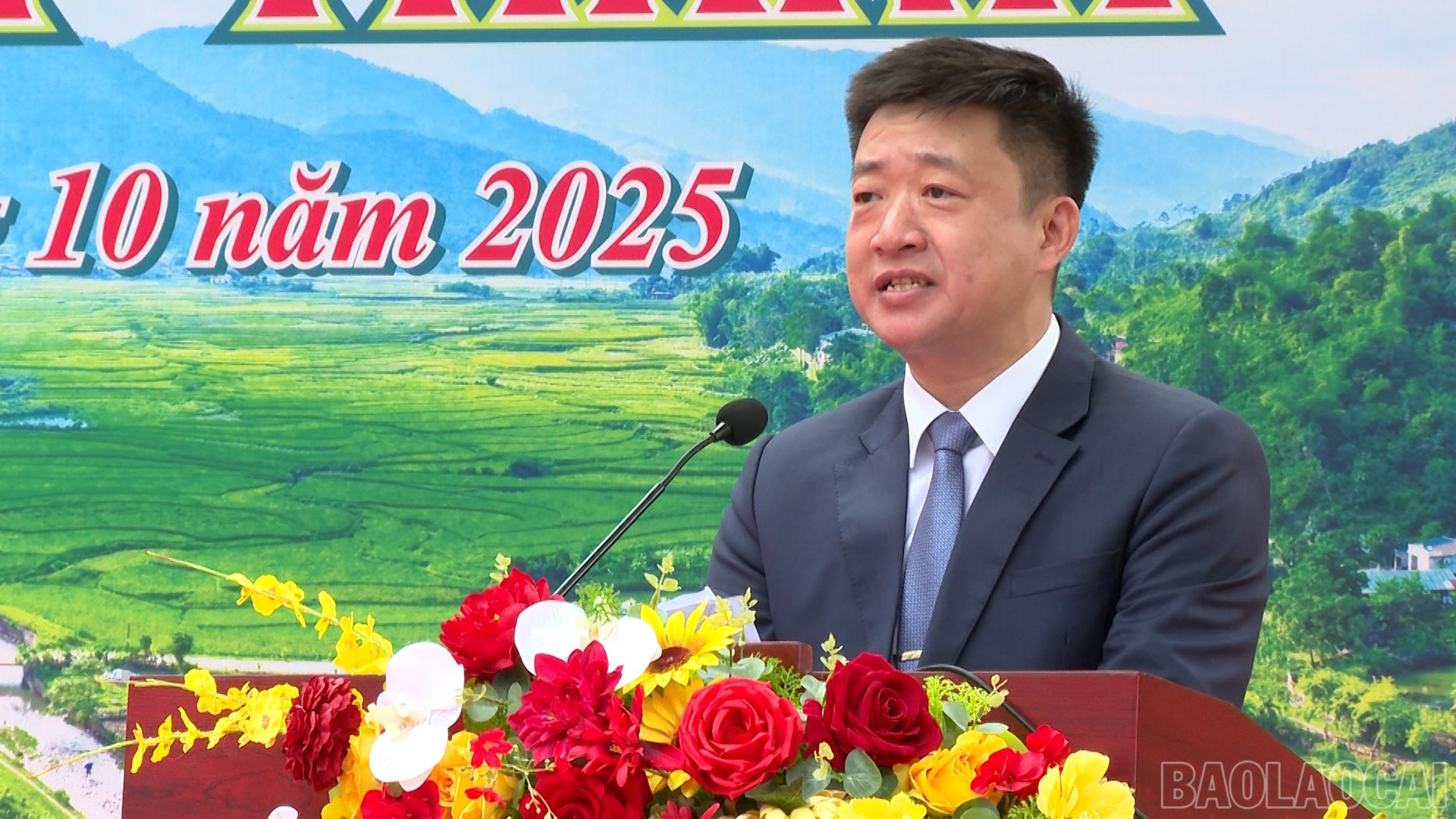 Ông Ngô Vũ Quốc - Phó Bí thư Đảng ủy, Chủ tịch UBND xã Hợp Thành phát biểu khai mạc và đánh trống khai hội. baolaocai-br_title-0100-02-33-23still395.jpg