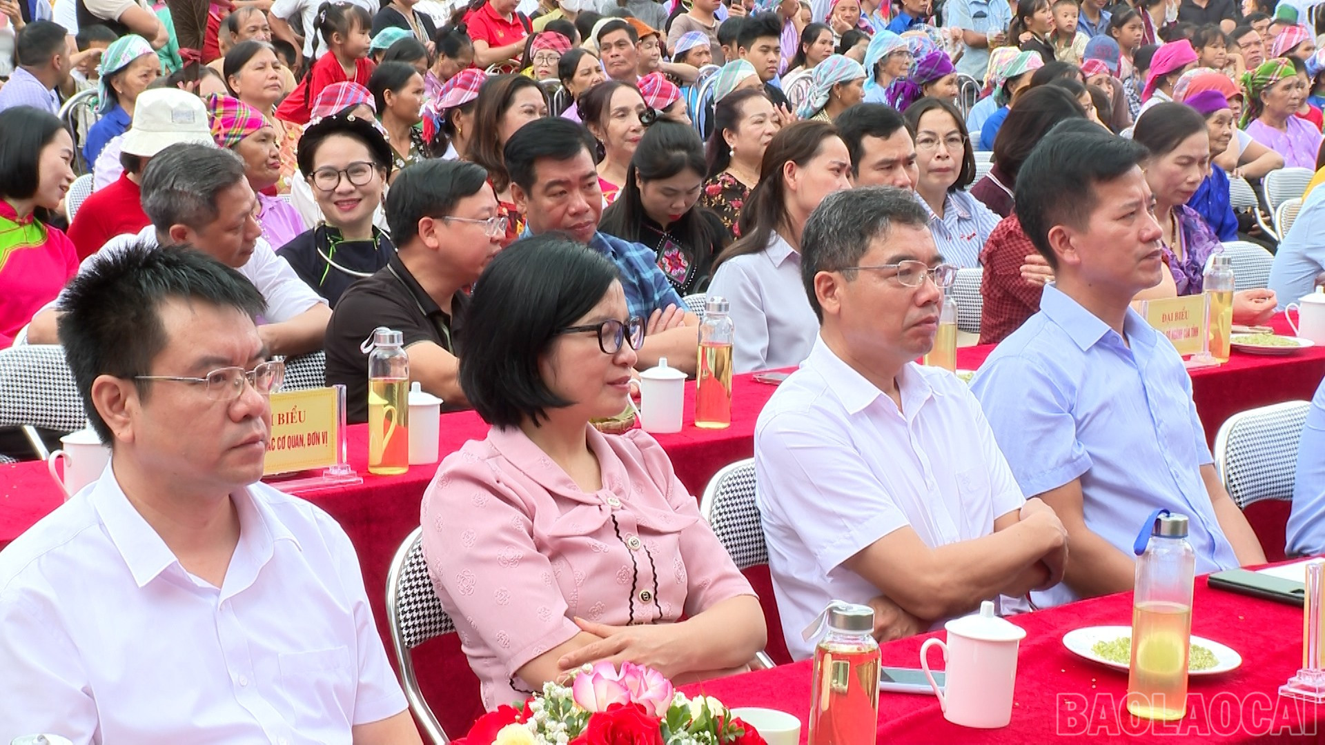 Đại biểu, du khách và Nhân dân tham gia Lễ hội cốm Hợp Thành. baolaocai-br_title-0100-03-34-24still404.jpg