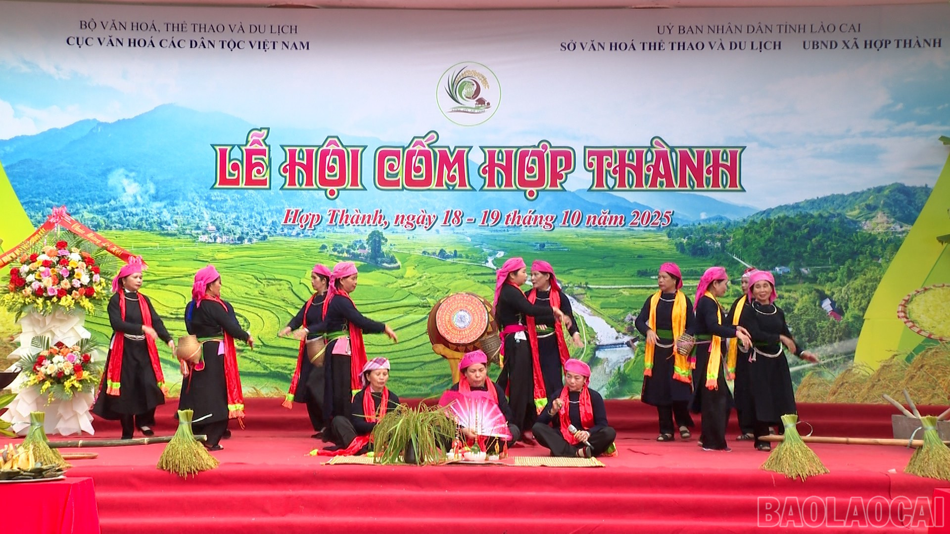 Lễ "Tỏn Khảu mău" - cúng cơm mới. baolaocai-br_title-0100-00-01-14still397.jpg