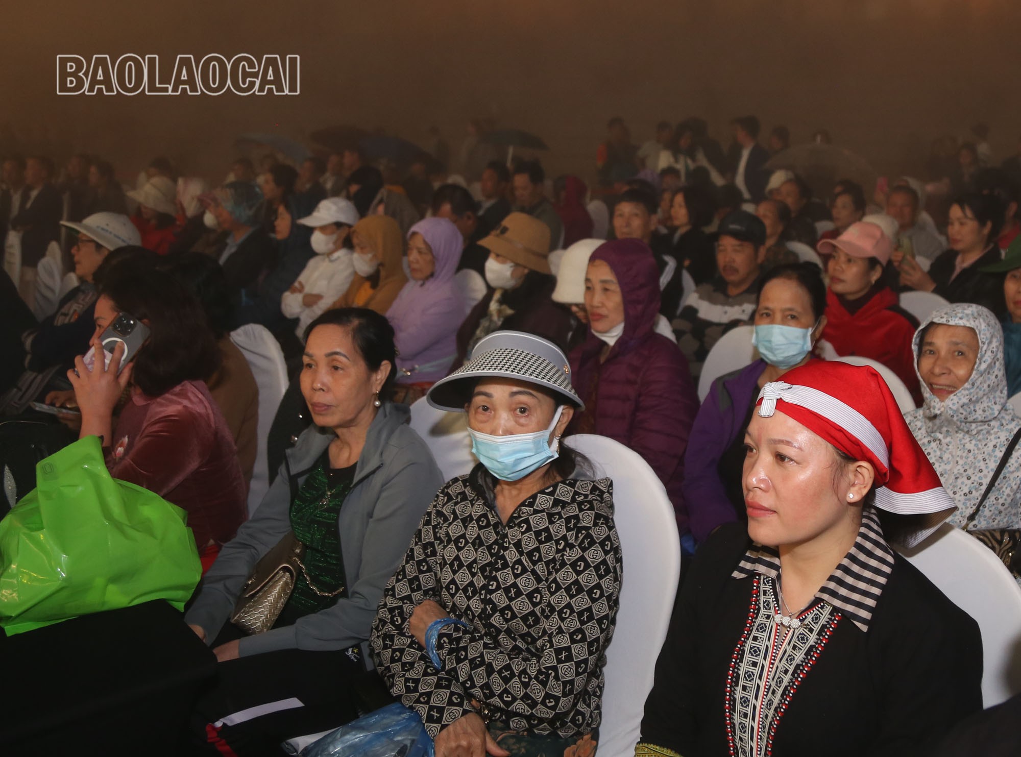 Đông đảo Nhân dân và du khách theo dõi chương trình. a1-4.jpg