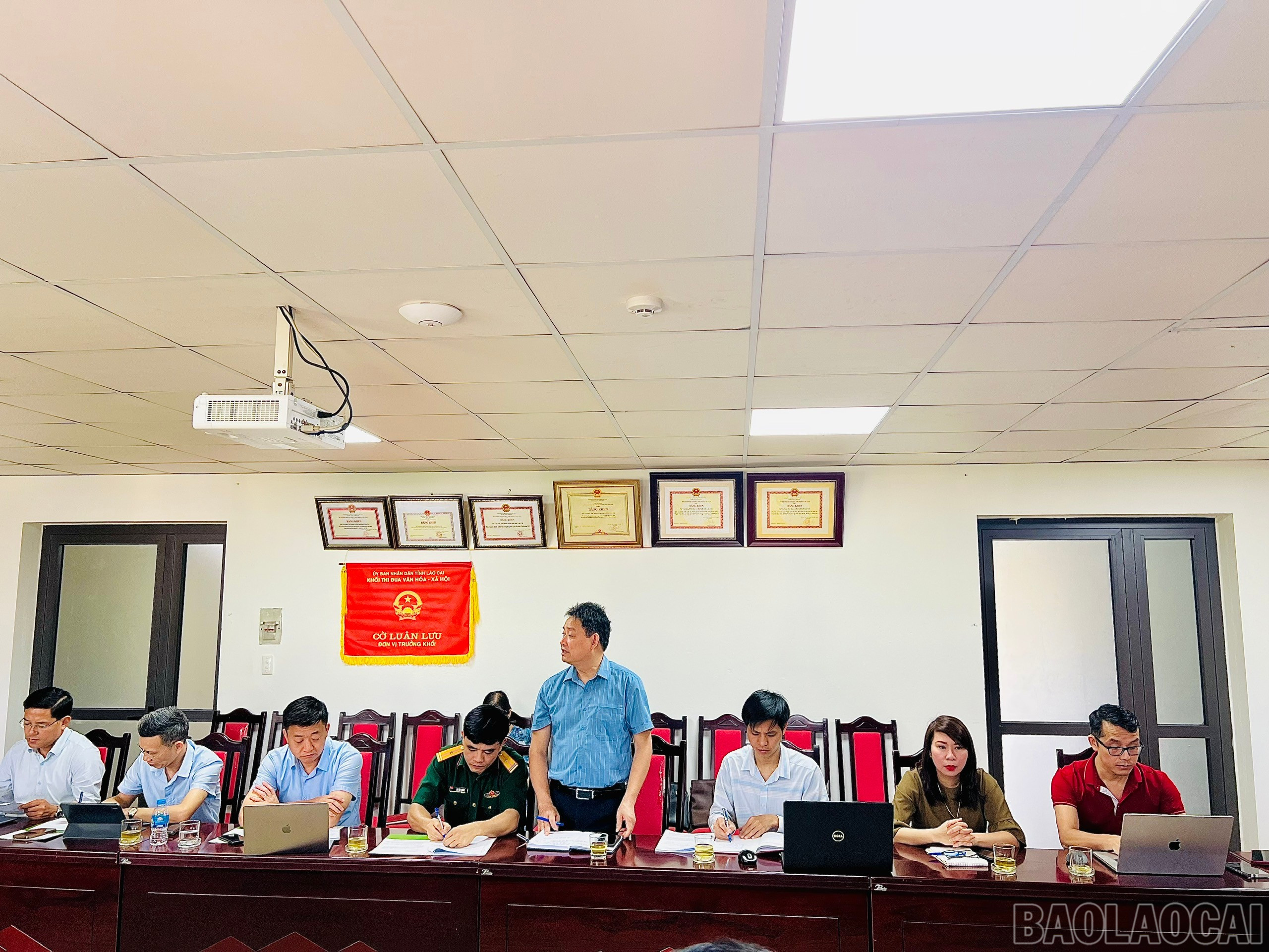 Các đại biểu phát biểu ý kiến. baolaocai-br_z6592663782762-537139ed5e7a7ea72a52da142d55cf1d.jpg
