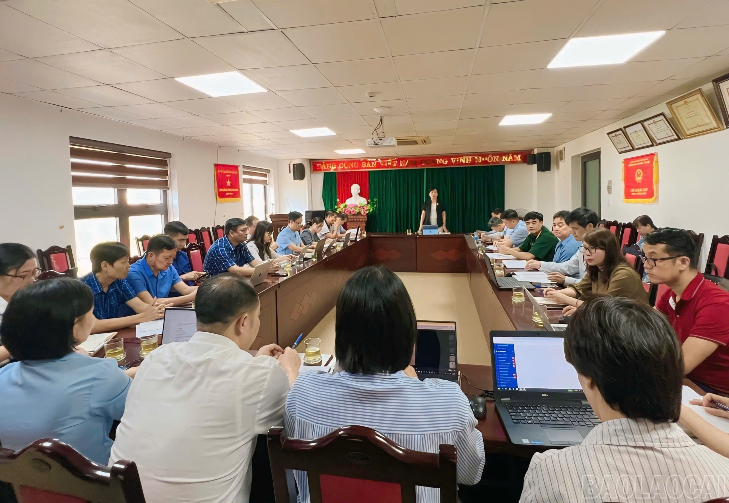 Quang cảnh cuộc họp. baolaocai-br_z6592687773507-75eae42dab96623460d3f0f0a3c8dad2.jpg