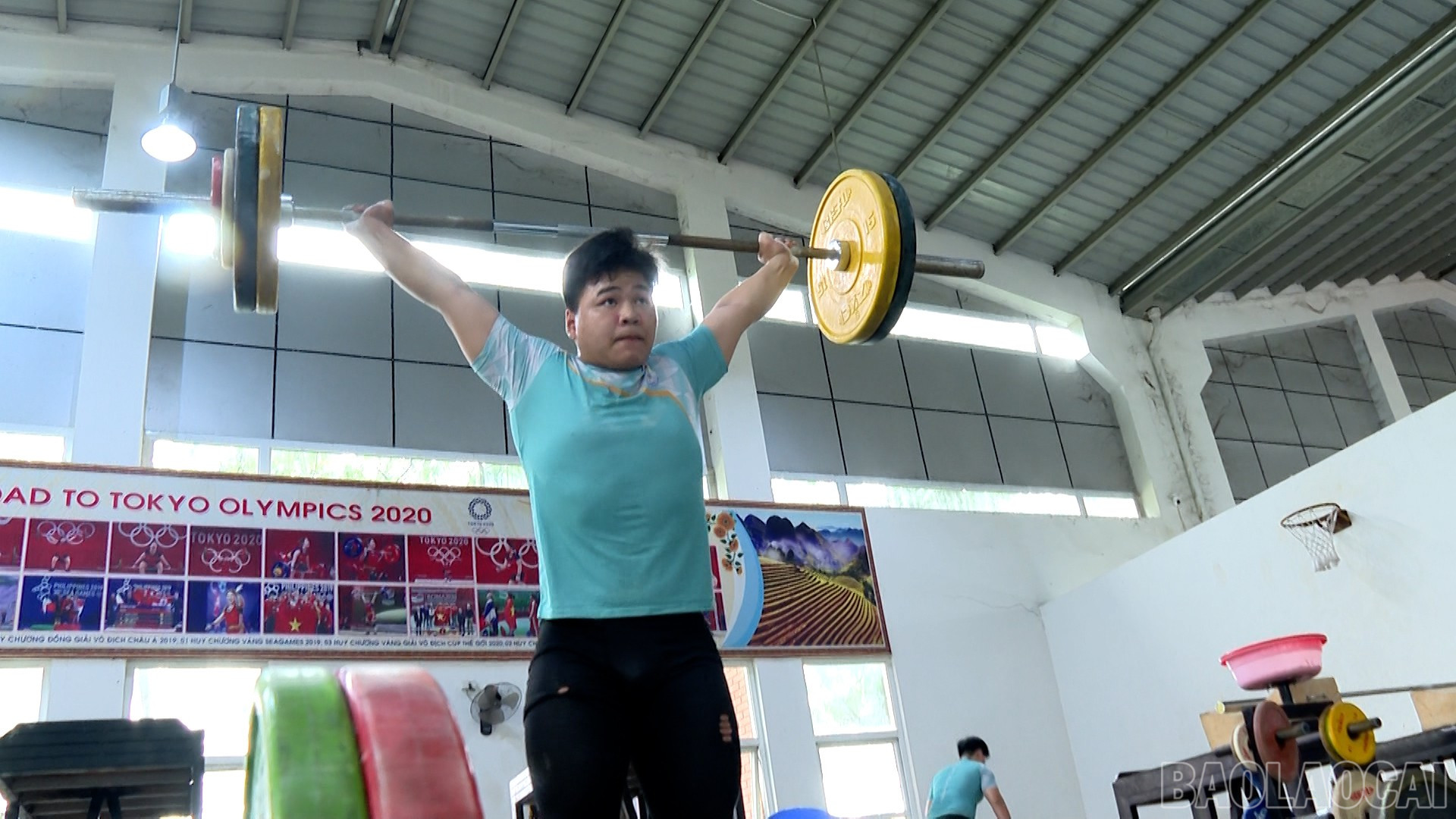 Vận động viên La Việt Bách nỗ lực tập luyện, quyết tâm giành thành tích cao. baolaocai-br_490-749800-12-38-20still005.jpg