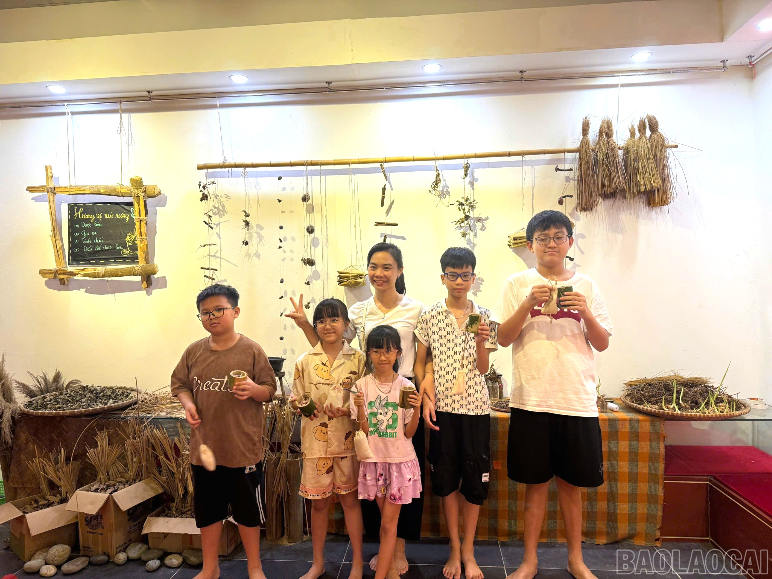 Các em nhỏ bên những sản phẩm mang "hương của núi" do chính mình làm ra. baolaocai-br_z6862946702982-16af4afb776e2ca52fad40fdafeb8585-3829.jpg