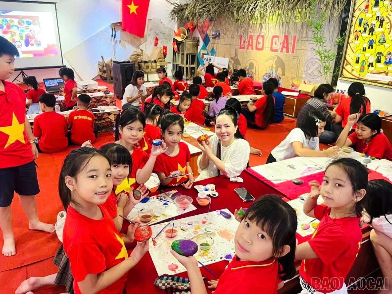 Các em nhỏ trải nghiệm vẽ trang trí trên sỏi. baolaocai-br_525341744-3307858992698448-350753982546110193-n.jpg
