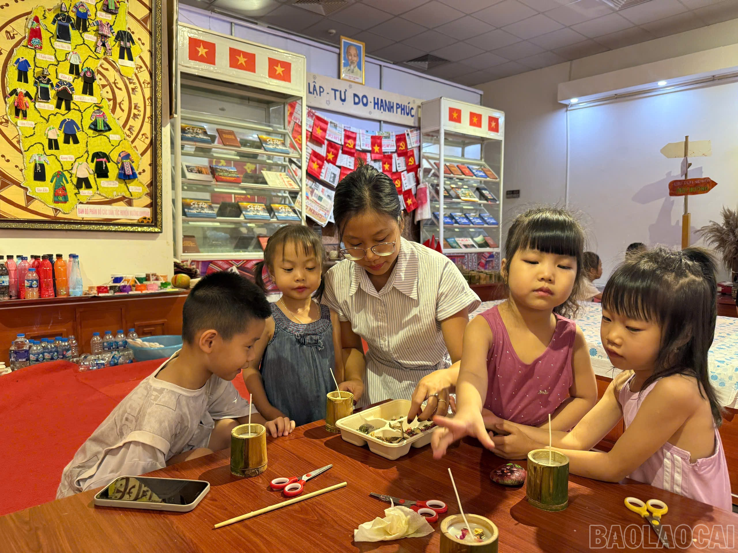 Các em nhỏ được hướng dẫn và tự tay làm ra những túi thơm, nến thơm từ những nguyên liệu tự nhiên. baolaocai-br_z6862946673552-6c564933660e06502a0e1b80ab9ff610.jpg