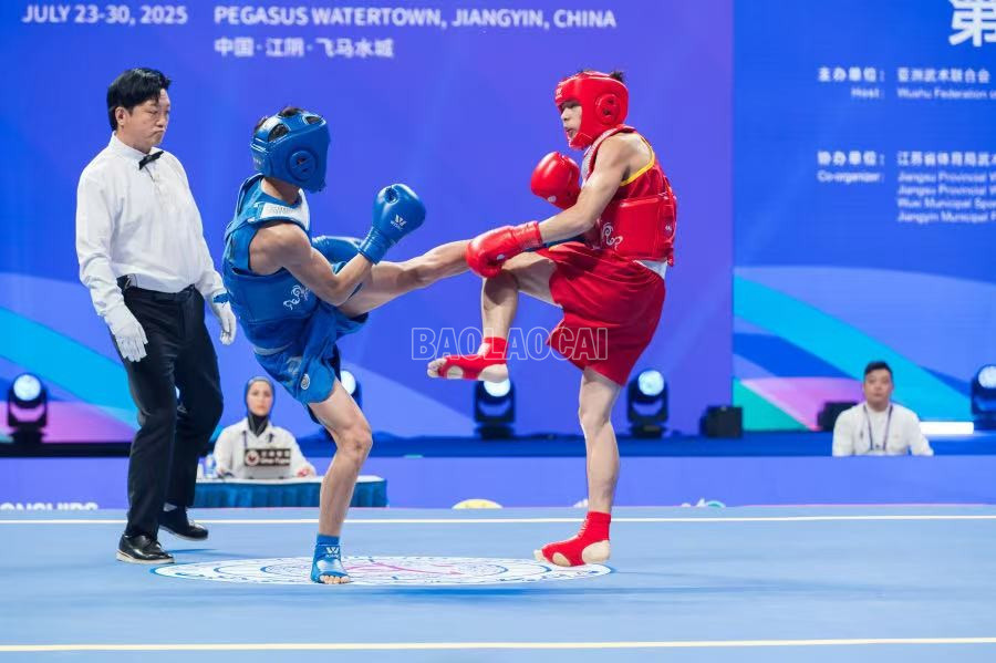 Vận động viên Phùng Gia Hưng (giáp xanh) trong trận đấu bán kết hạng cân 65 kg nam nội dung Sanda. baolaocai-c_524986960-122138497454815397-1800892908790998552-n.jpg