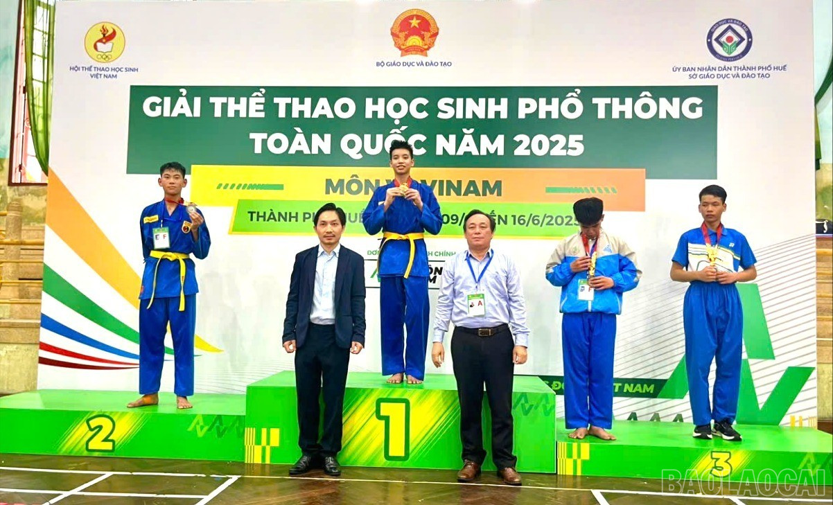 Vận động viên Giàng Trung Thành giành Huy chương Bạc nội dung đối kháng hạng cân 60 kg nam THCS. baolaocai-br_z6706604828649-fc6a29fdd726a0aa2ab3df53b0c55e66-6601.jpg