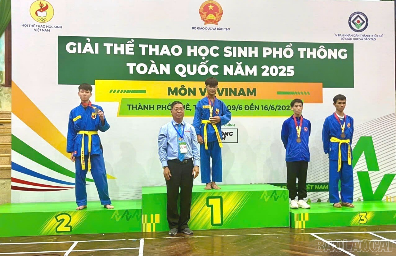 Vận động viên Hoàng Văn Thiện giành Huy chương Bạc nội dung đối kháng hạng cân 48 kg nam THPT. baolaocai-br_z6706604823794-29e98627bb74736318d6cf79474f61f1-4076.jpg