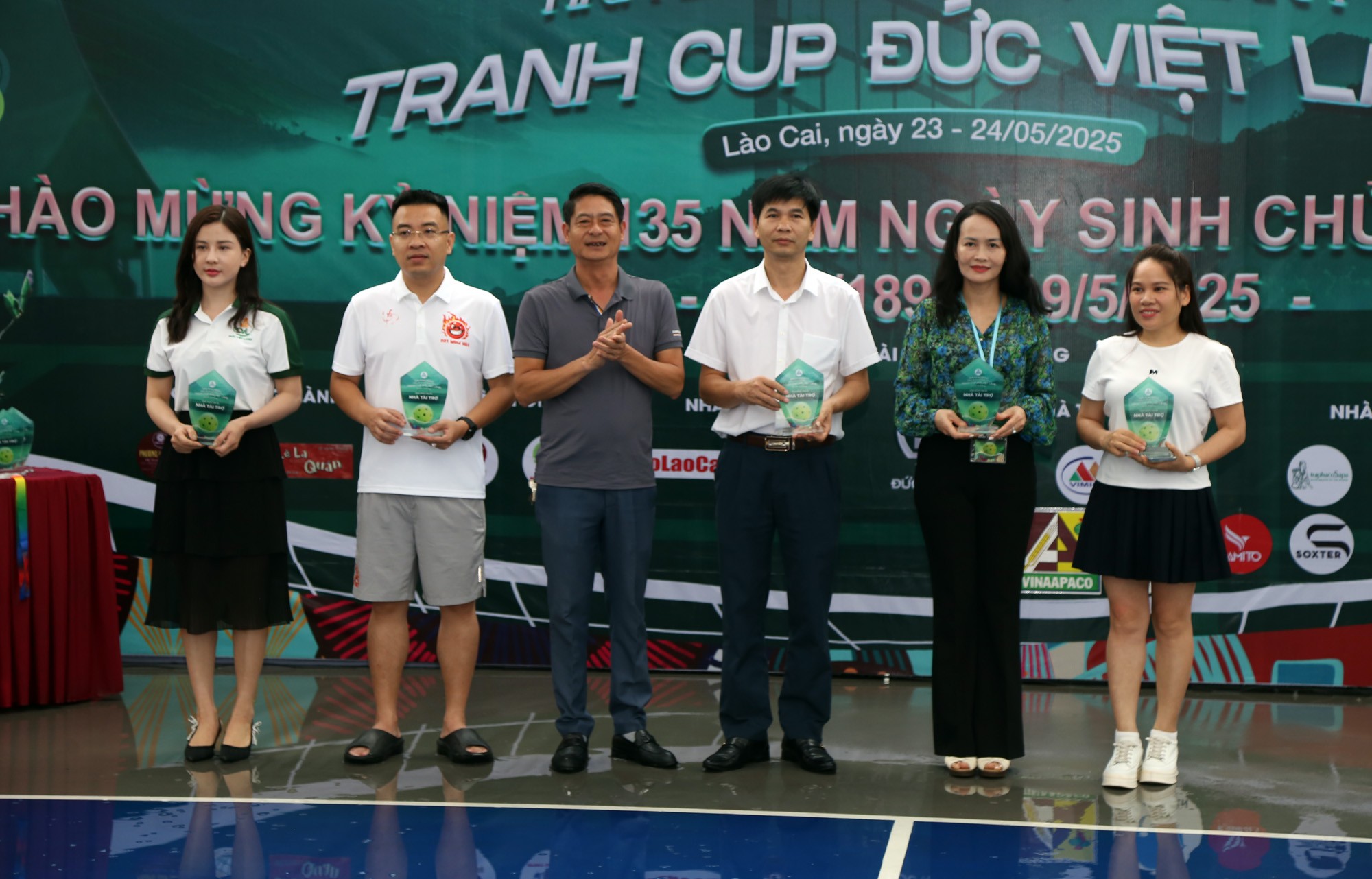 Tặng kỷ niệm chương và hoa cho các nhà tài trợ và đội ngũ trọng tài. a-10.jpg
