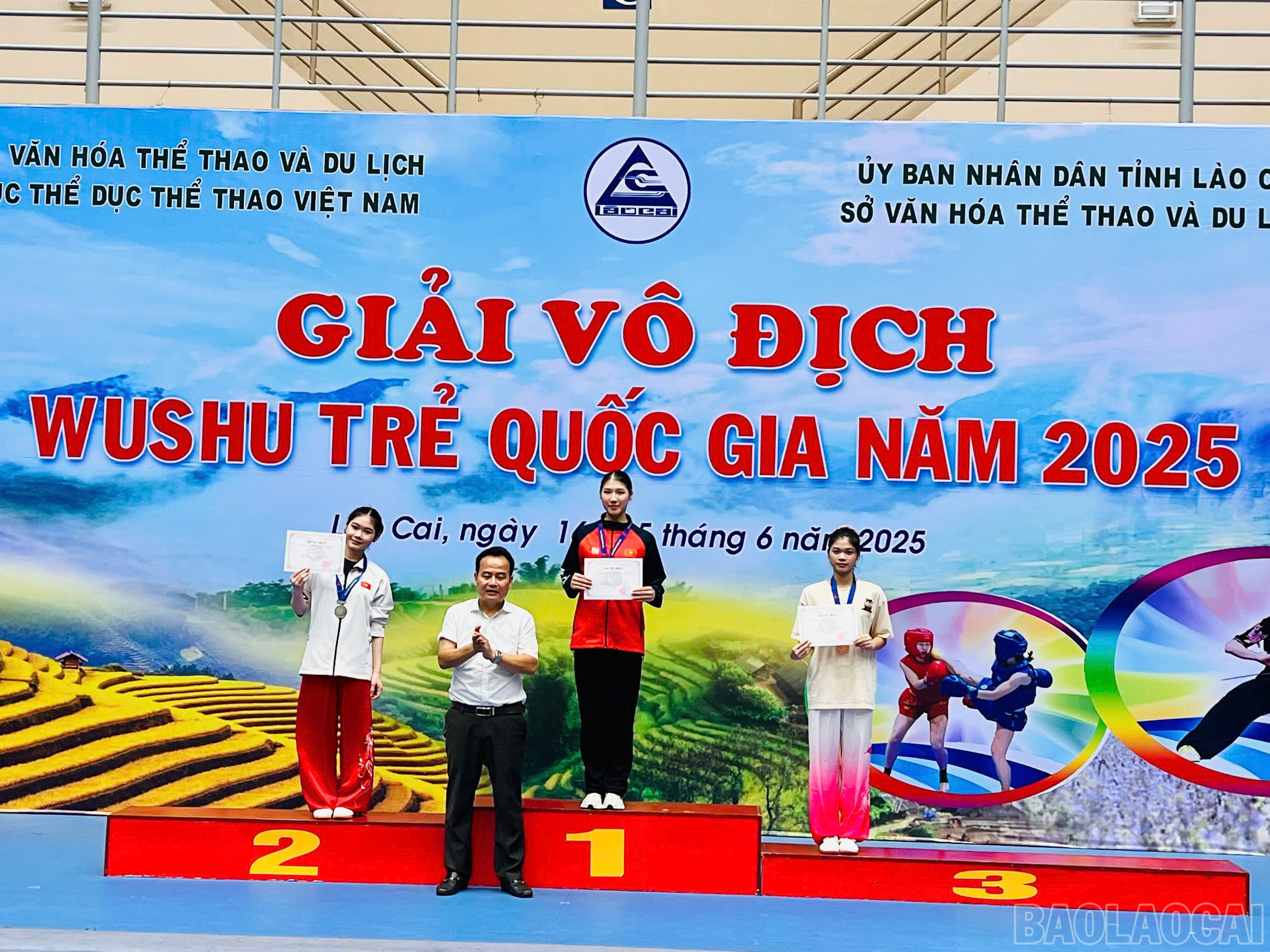 Ban tổ chức trao giải cho các vận động viên xuất sắc ở nội dung Taolu. baolaocai-br_z6721798315939-3d8db0c7a3a4d44c589f13b96e264517.jpg