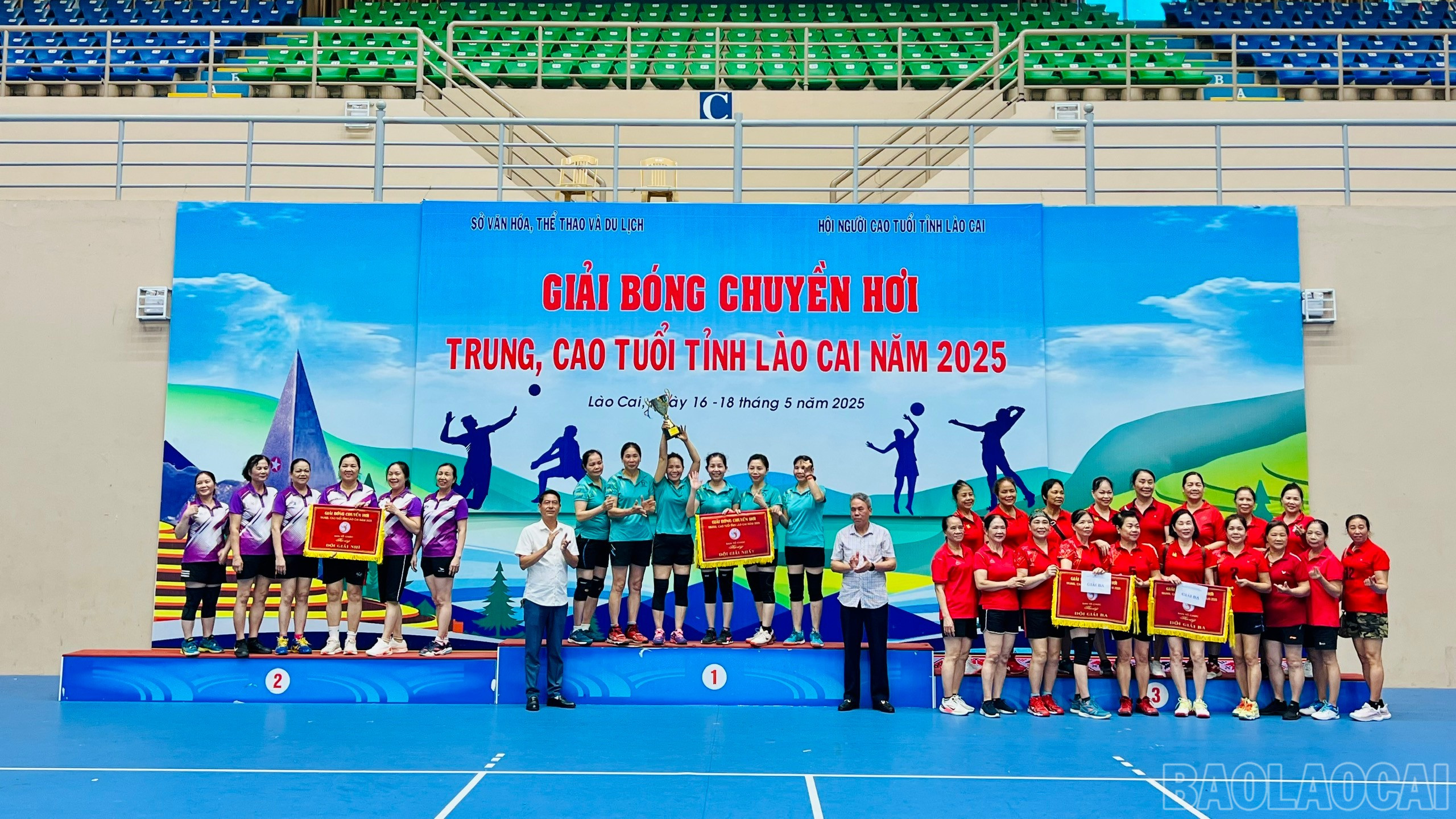 Trao giải cho các đội bóng xuất sắc ở các nội dung của giải. baolaocai-br_z6613180483765-705b452b27716012de345be7e7185608.jpg