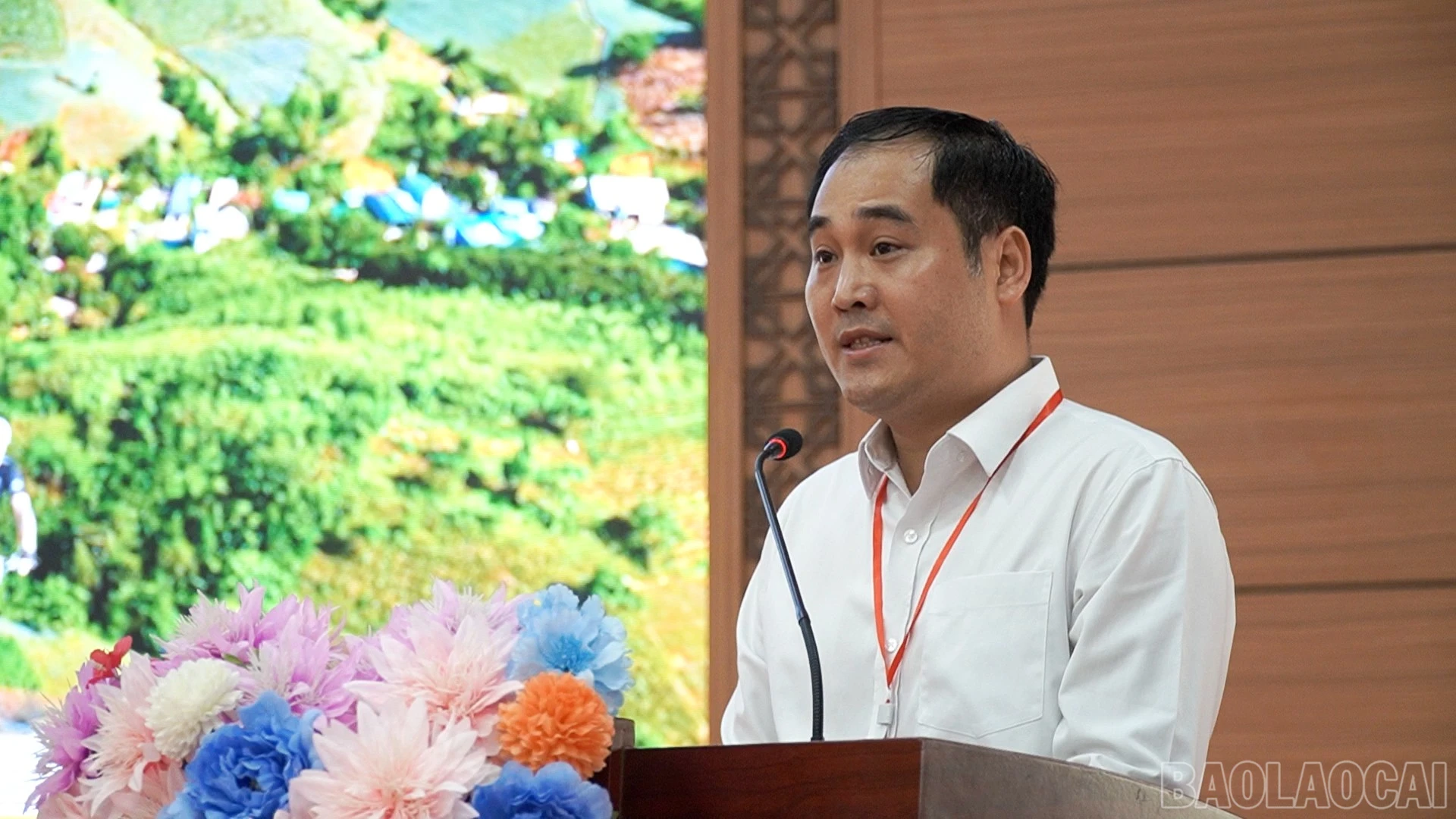 Ông Nguyễn Tiến Cường - Phó Chủ tịch UBND xã Bản Lầu, Trưởng Ban tổ chức giải phát biểu khai mạc.