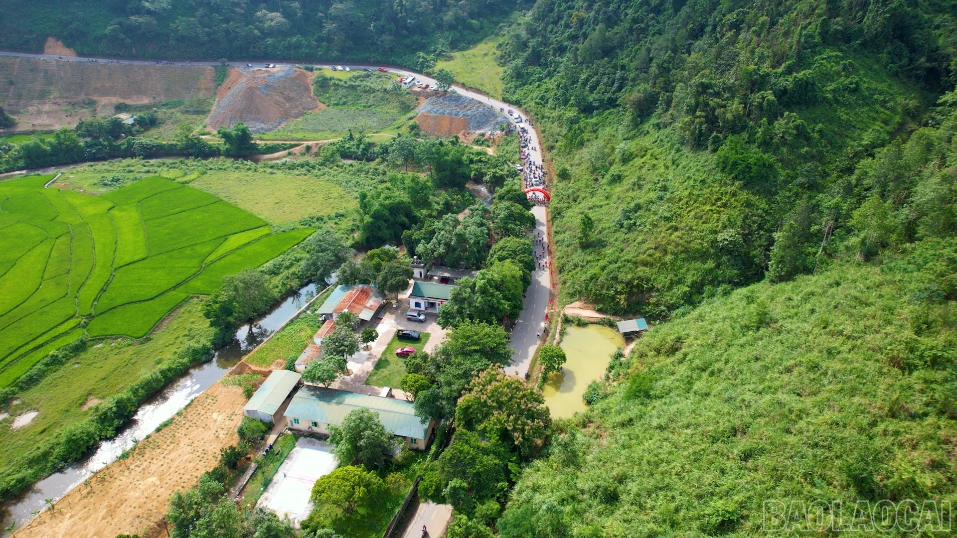 Cung đường đua với nhiều dốc, khúc cua cùng cảnh quan thiên nhiên tươi đẹp tạo nên những màn tranh tài hấp dẫn.
