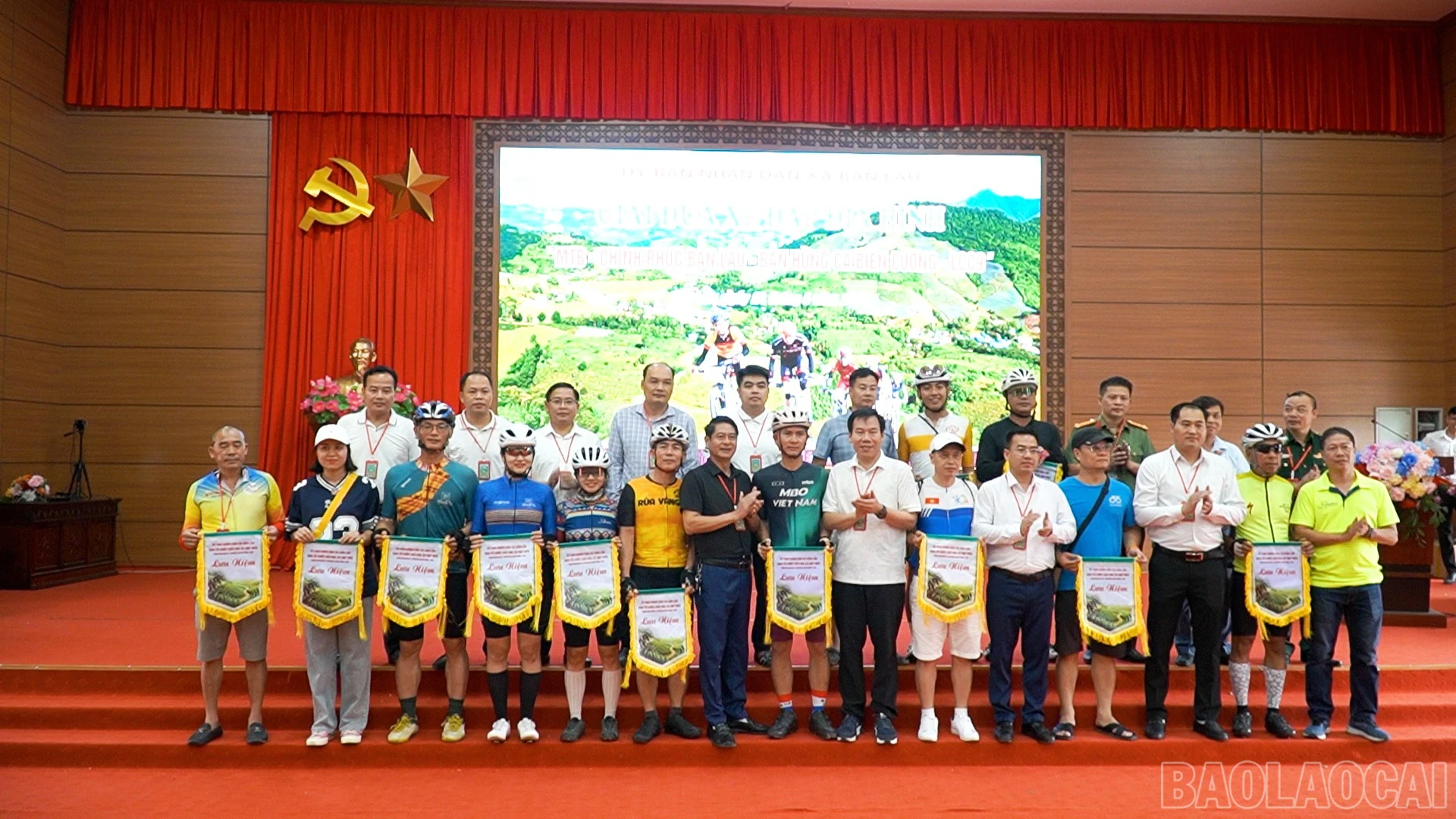 Đại diện các đoàn chụp ảnh cùng các đại biểu và ban tổ chức giải.
