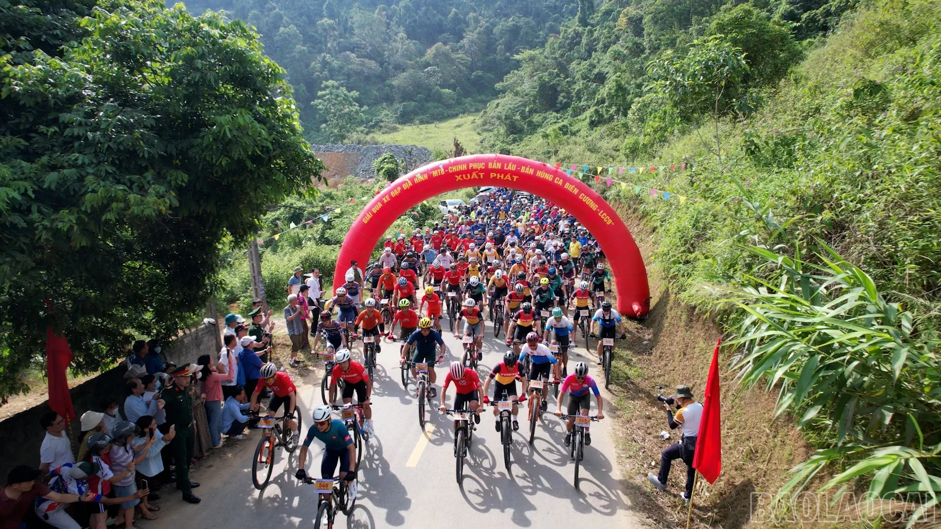 Gần 200 VĐV tranh tài tại Giải đua xe đạp địa hình “MTB - Chinh phục Bản Lầu - Bản hùng ca biên cương - LCC9” năm 2026 ảnh 10