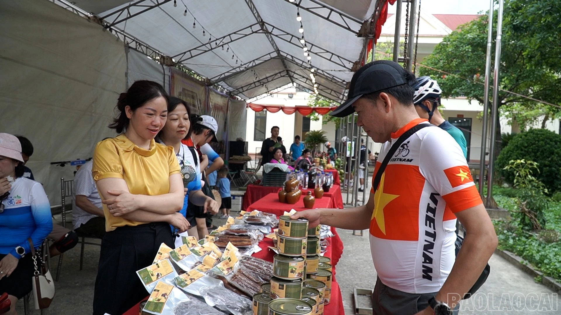 Hoạt động trưng bày sản phẩm OCOP và nông sản địa phương thu hút đông đảo du khách, vận động viên tham quan.