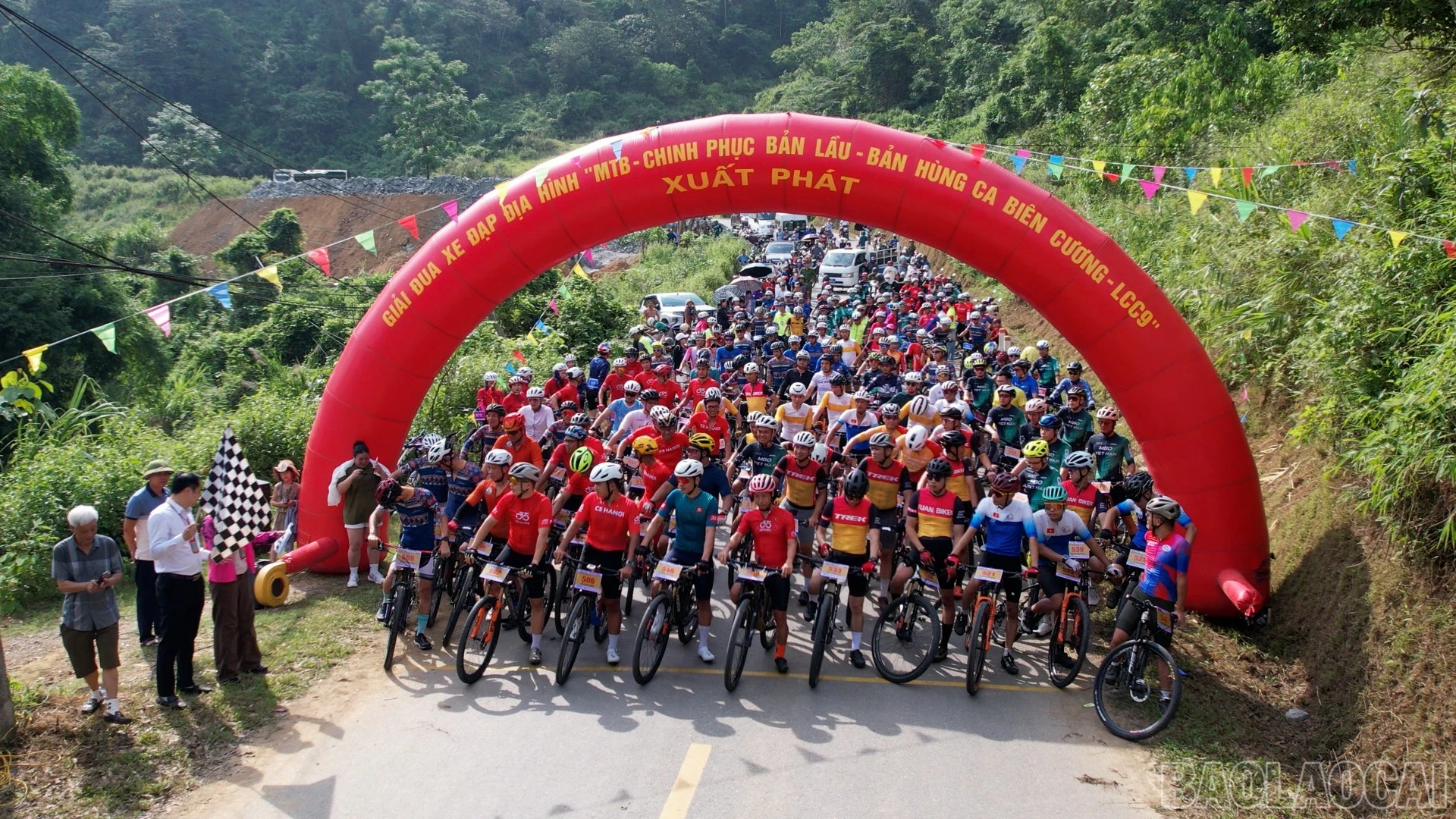 Gần 200 VĐV tranh tài tại Giải đua xe đạp địa hình “MTB - Chinh phục Bản Lầu - Bản hùng ca biên cương - LCC9” năm 2026 ảnh 8