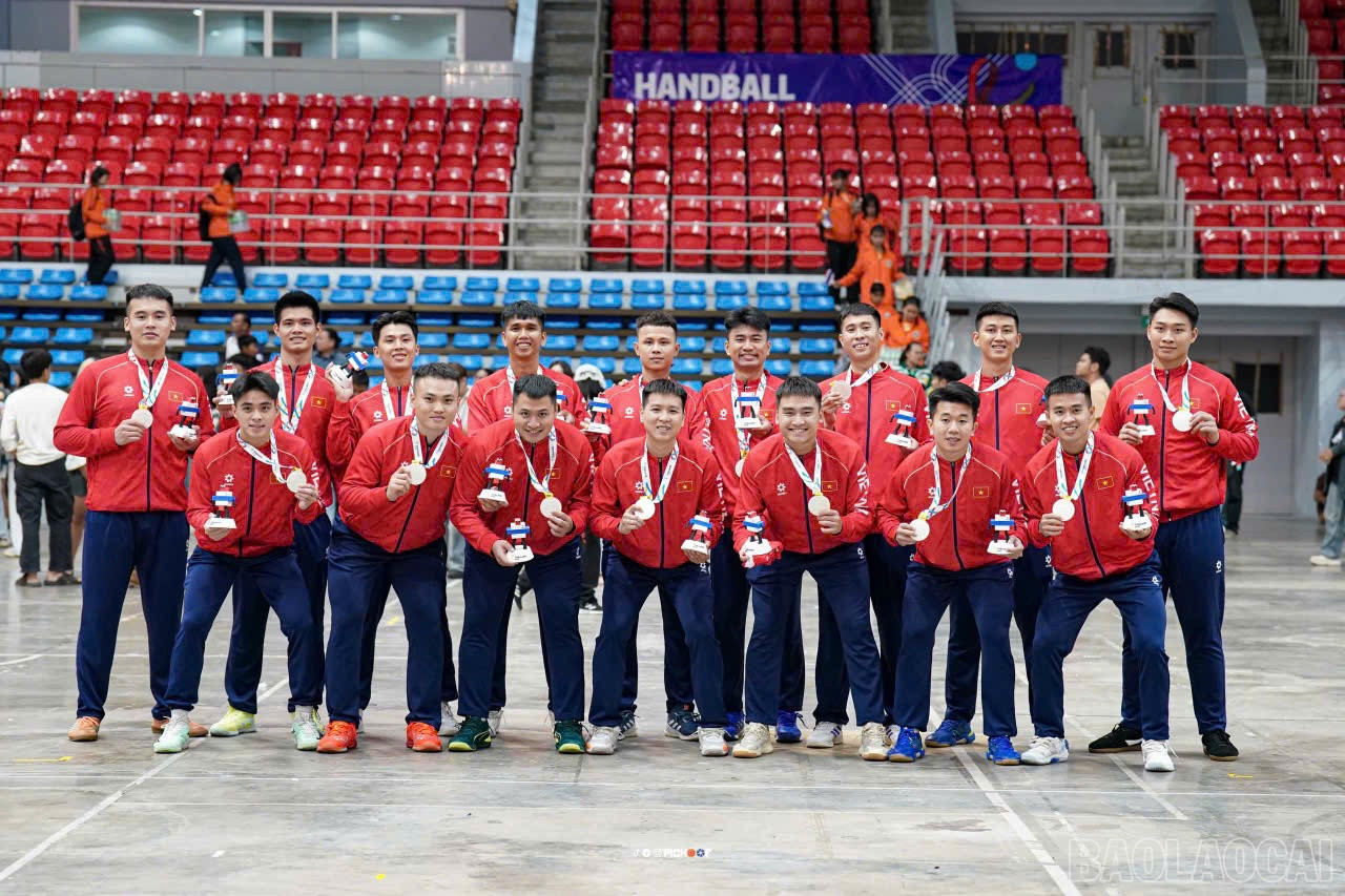 Vận động viên Đàm Đức Mạnh (hàng trên, vị trí đầu tiên từ trái sang) cùng toàn đội đã thi đấu ấn tượng, giành huy chương Bạc môn Bóng ném nam tại SEA Games 33.