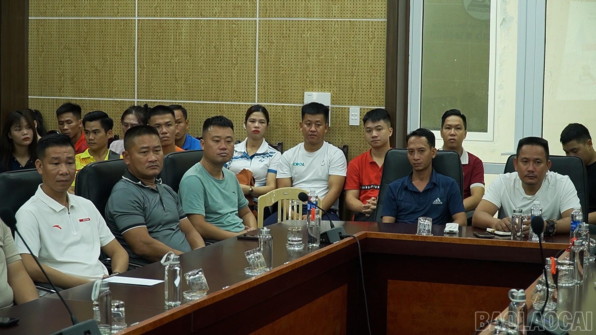 Các đại biểu dự họp. baolaocai-br_title-0100-01-36-46still022.jpg