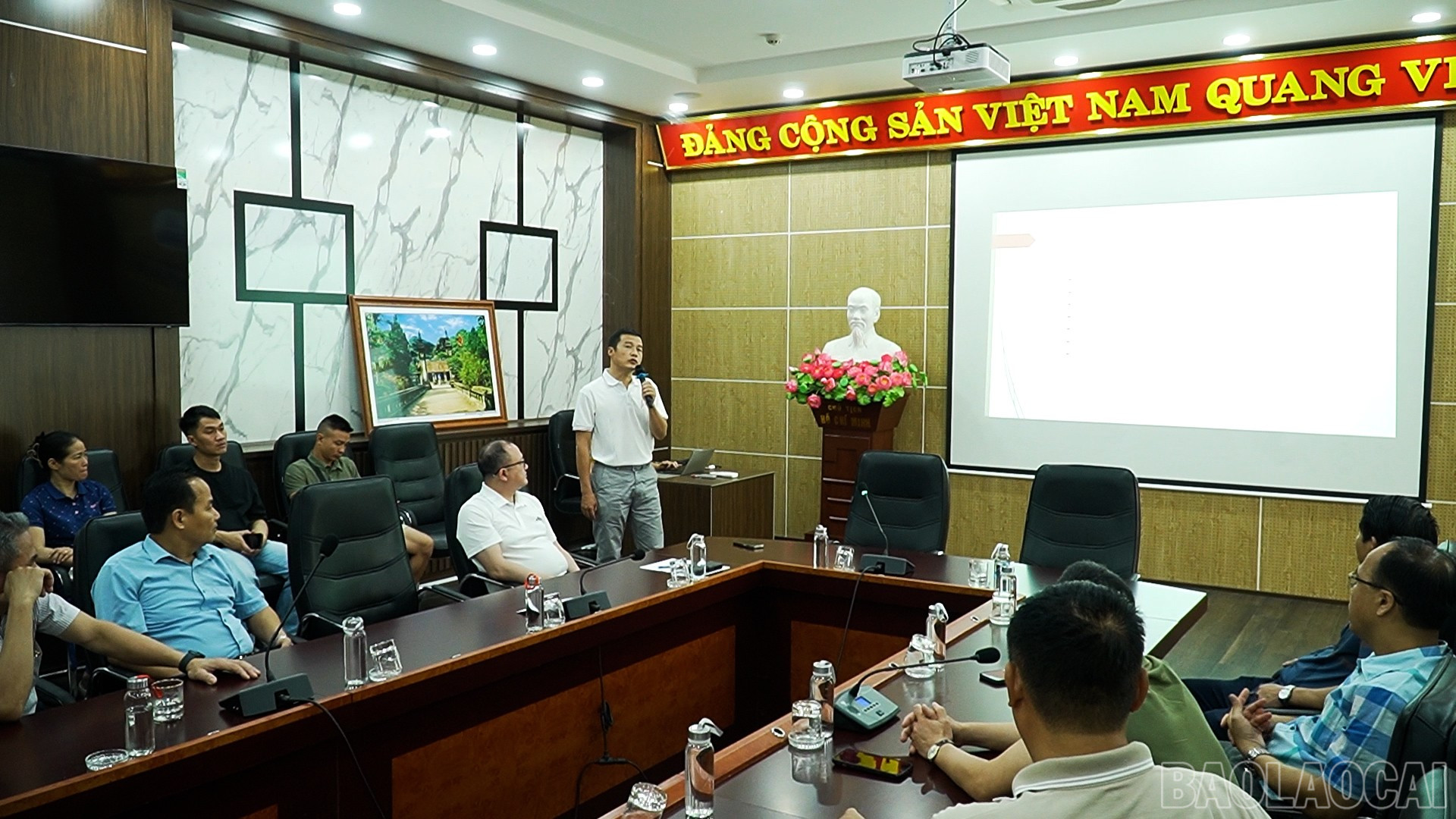 Giám đốc Trung tâm Doping và Y học thể thao, Cục Thể dục thể thao Việt Nam phát biểu tại cuộc họp. baolaocai-br_title-0100-01-43-04still023.jpg
