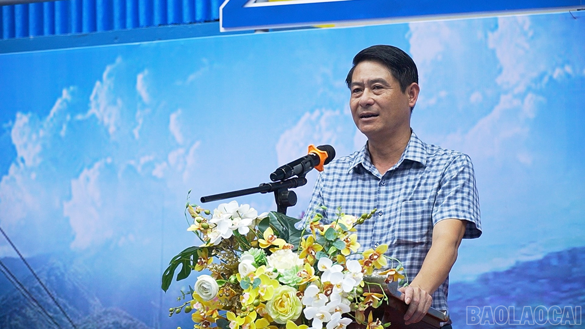 Phó Giám đốc Sở Văn hóa, Thể thao và Du lịch tỉnh Nguyễn Thái Hòa phát biểu khai mạc giải. baolaocai-br_title-0100-03-53-23still179.jpg