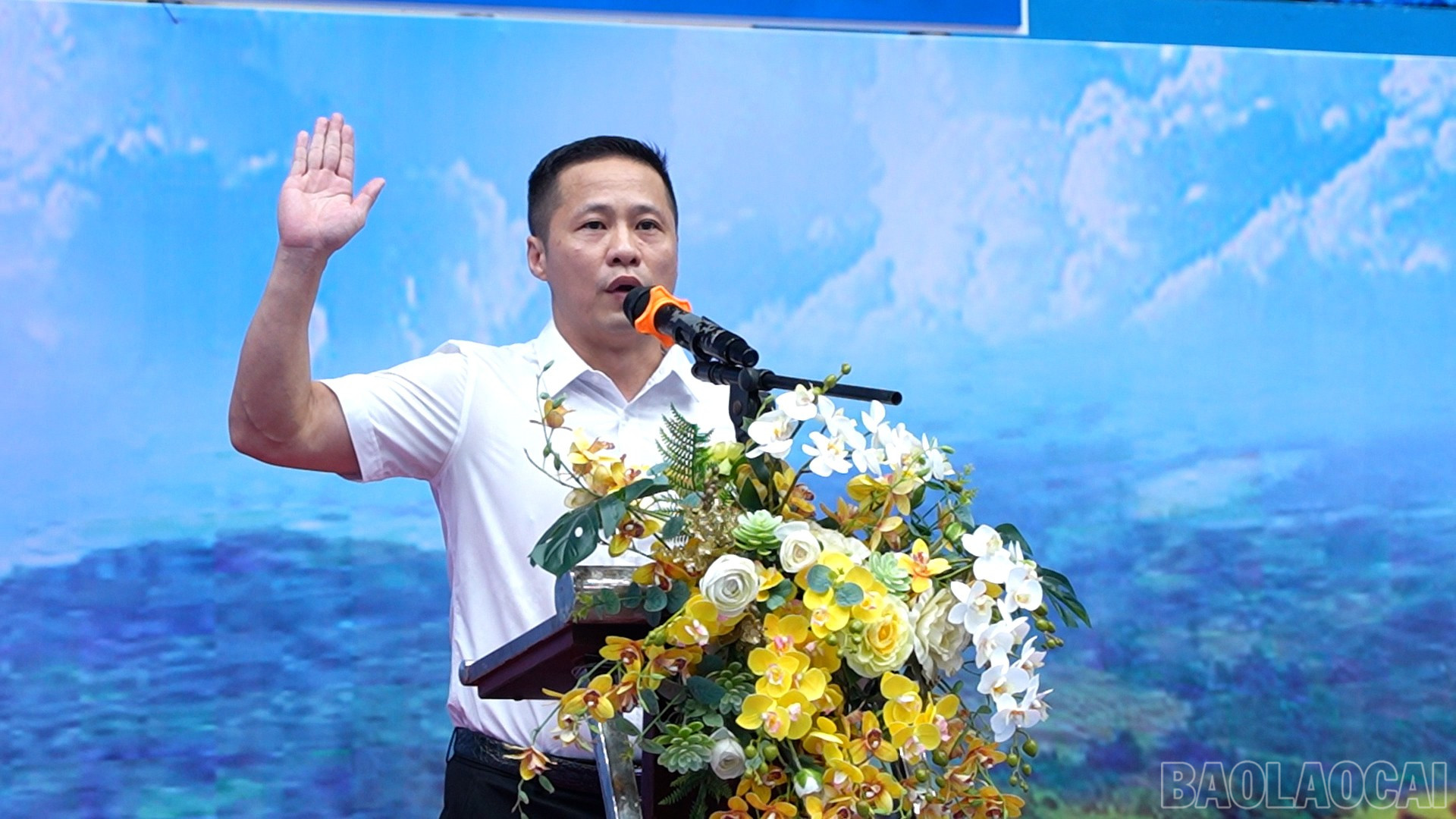 Trọng tài tuyên thệ. baolaocai-br_title-0100-00-48-23still029.jpg