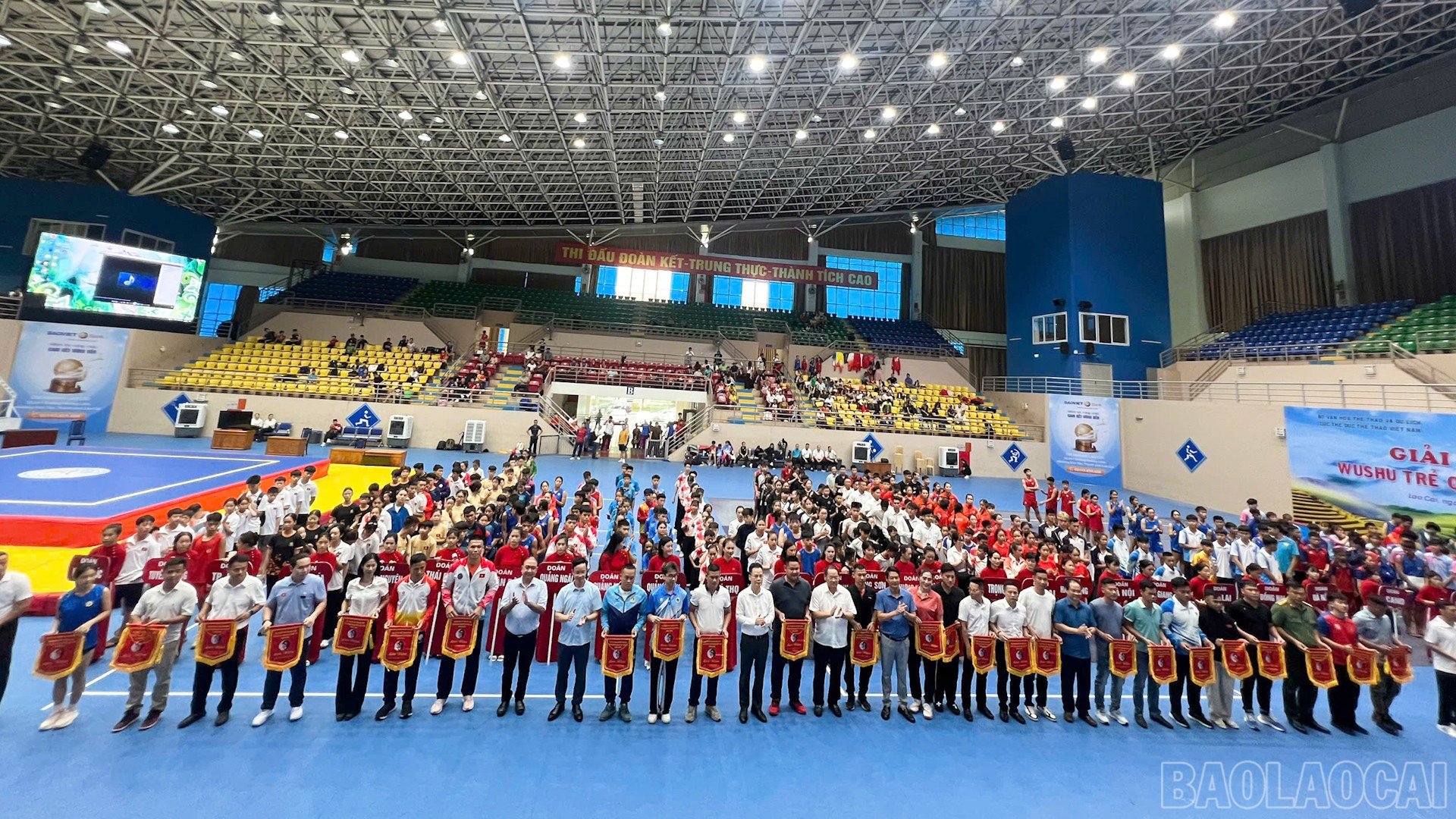 Ban Tổ chức trao Cờ lưu niệm cho các đoàn tham gia giải. baolaocai-br_title-0100-02-03-22still032.jpg