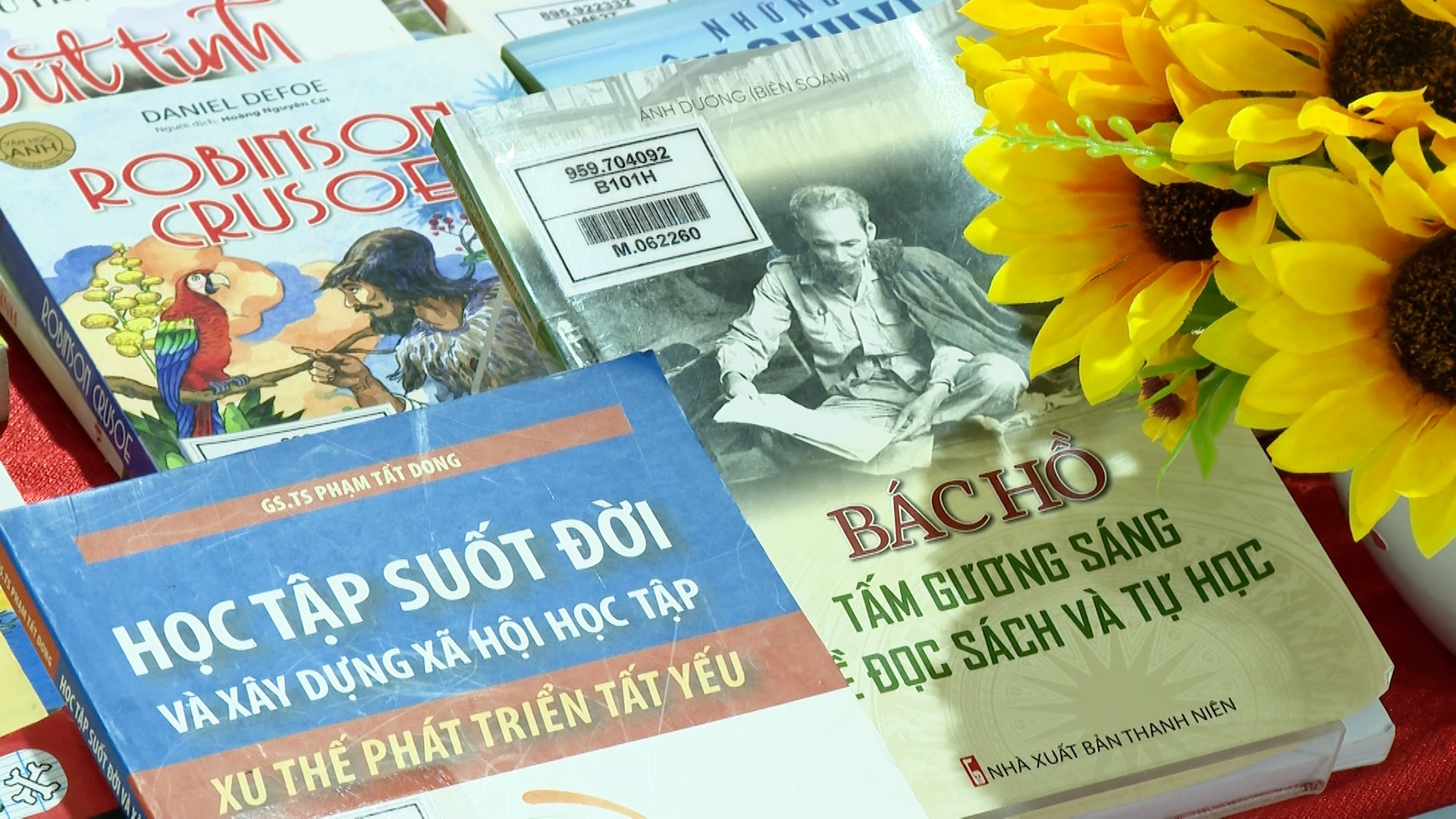Trưng bày, giới thiệu một số ấn phẩm, tư liệu của Thư viện tỉnh. title-0100-01-17-00still367.jpg