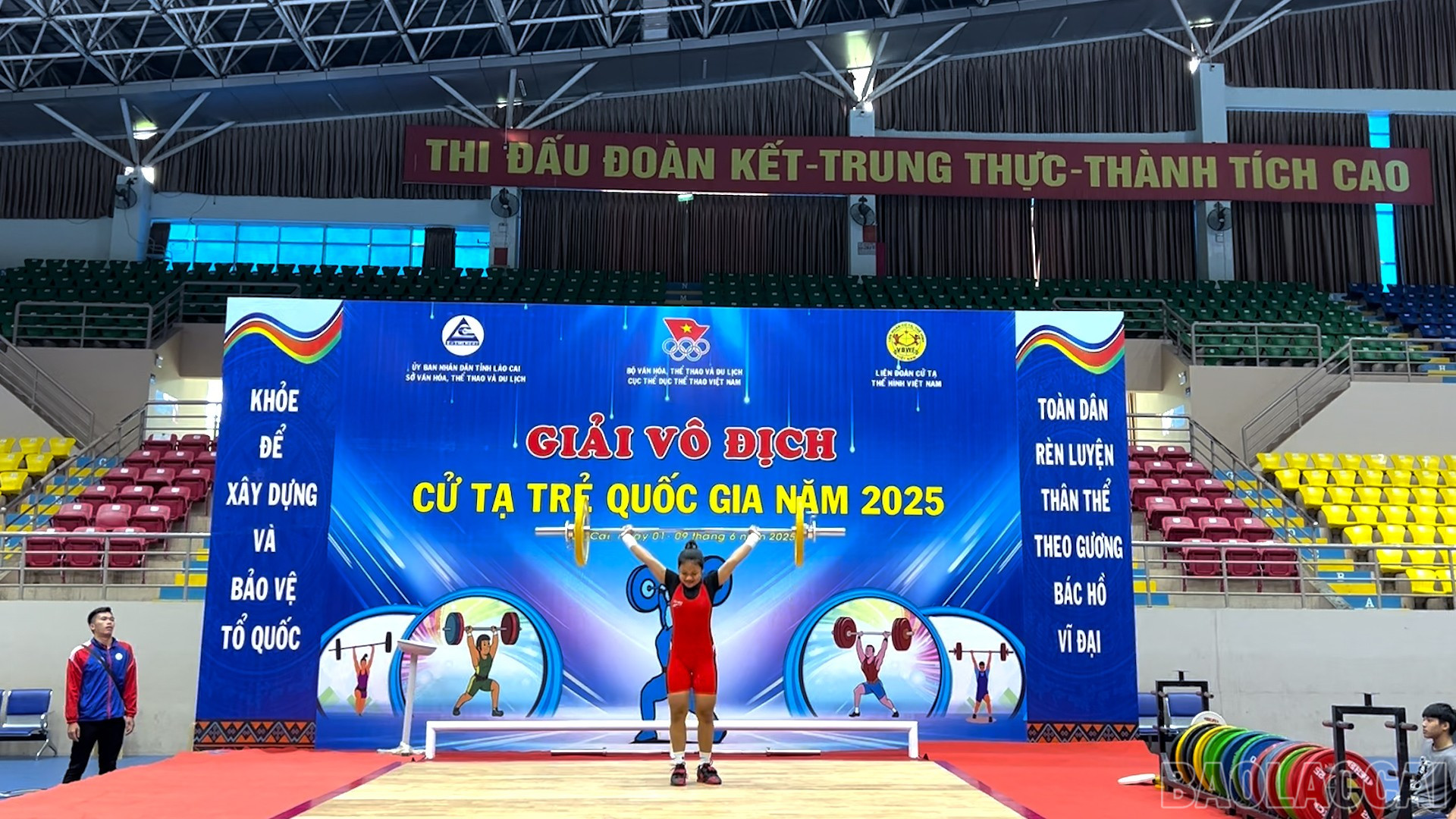 Một số hình ảnh thi đấu tại giải. baolaocai-br_490-753100-12-13-19still063.jpg