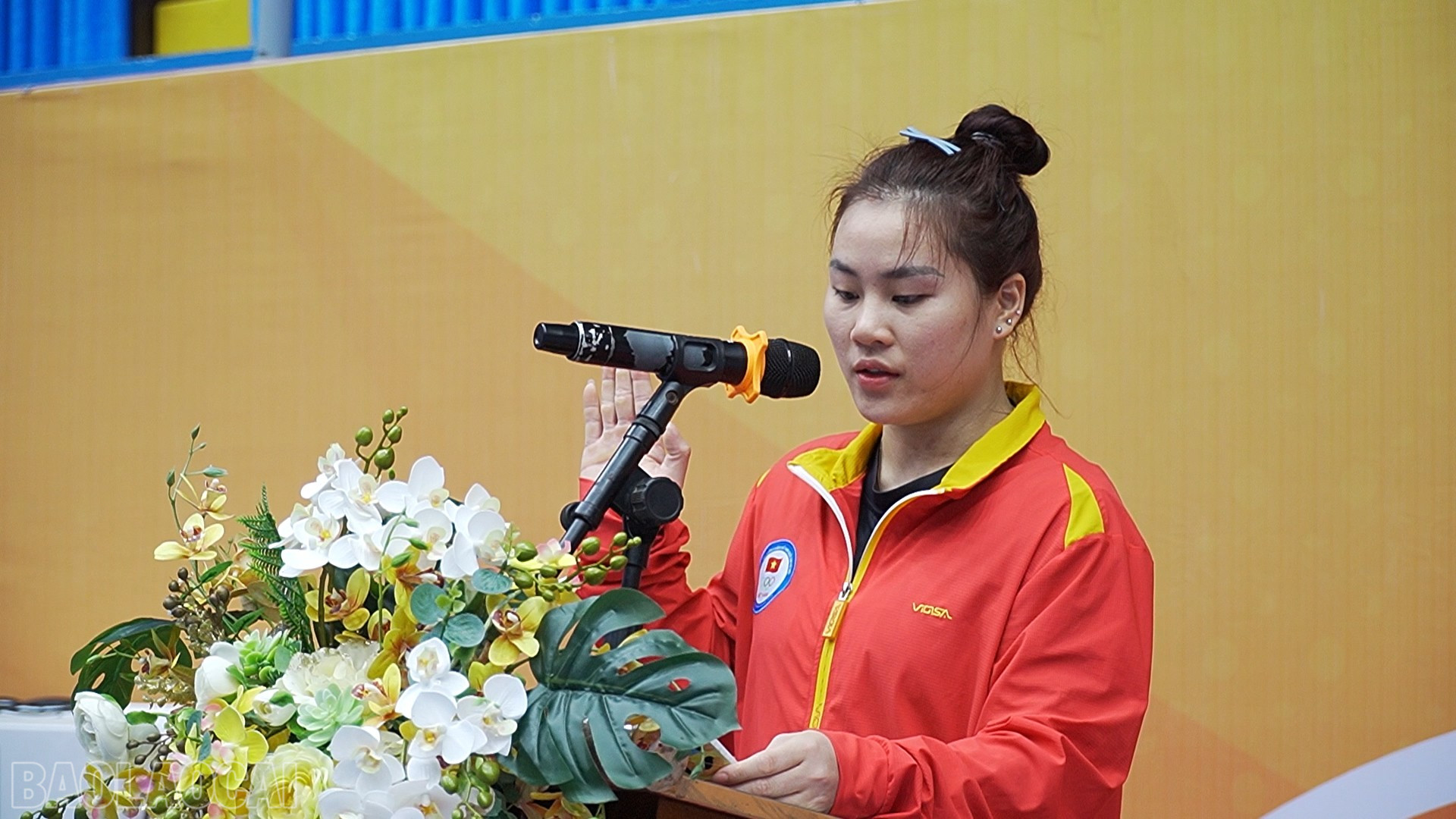 Trọng tài, vận động viên tuyên thệ tại Lễ khai mạc. baolaocai-bl_490-753100-03-23-23still031.jpg