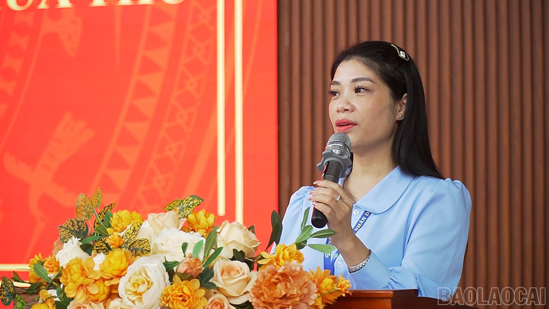 Đồng chí Trương Thị Vân Anh - Trưởng phòng Văn hóa - Xã hội xã Cốc San thông tin về Giải leo núi "Cốc San - Sắc vàng mùa thu". baolaocai-br_1103-modelisation-3d-palais-bac-ha-youtube00-03-36-04still018.jpg