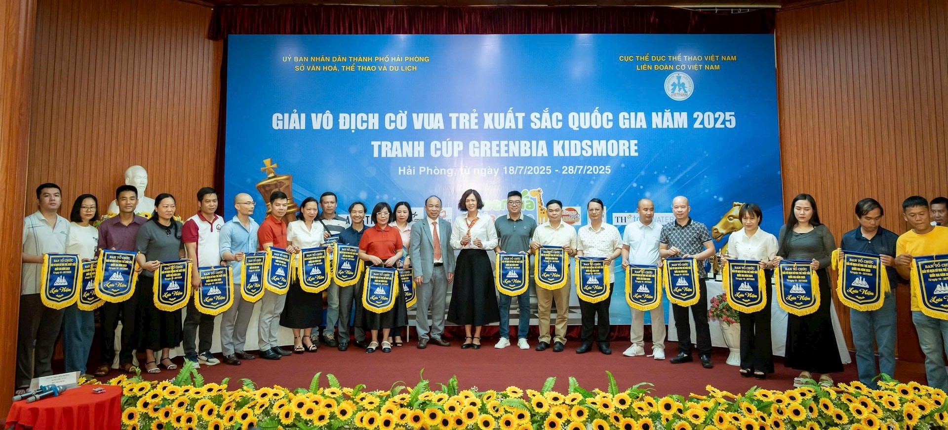Ban tổ chức trao Cờ lưu niệm cho các đoàn tham gia giải. 19-co-luu-niem.jpg