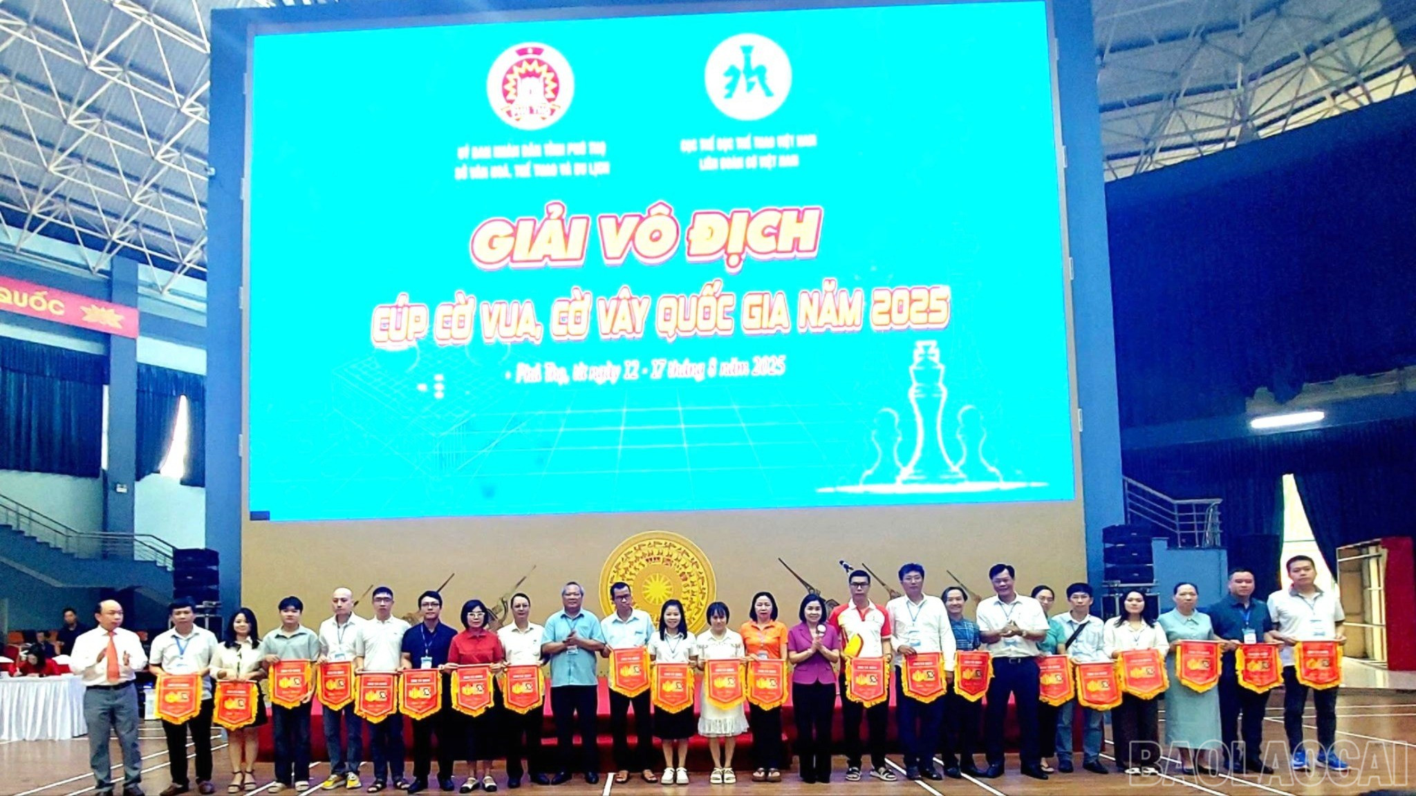 Ban tổ chức trao cờ lưu niệm cho các đoàn tham gia giải. baolaocai-br_531873240-24487973467465264-3756581120337145750-n-8737-7132.jpg