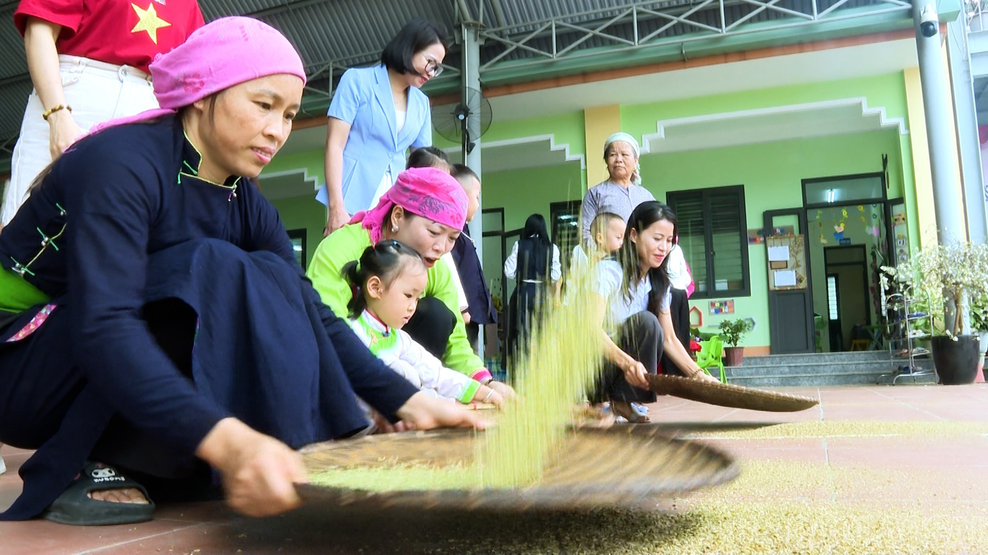 Học sinh các trường được quan sát và trải nghiệm quy trình làm cốm. baolaocai-br_title-0100-10-27-01still389.jpg