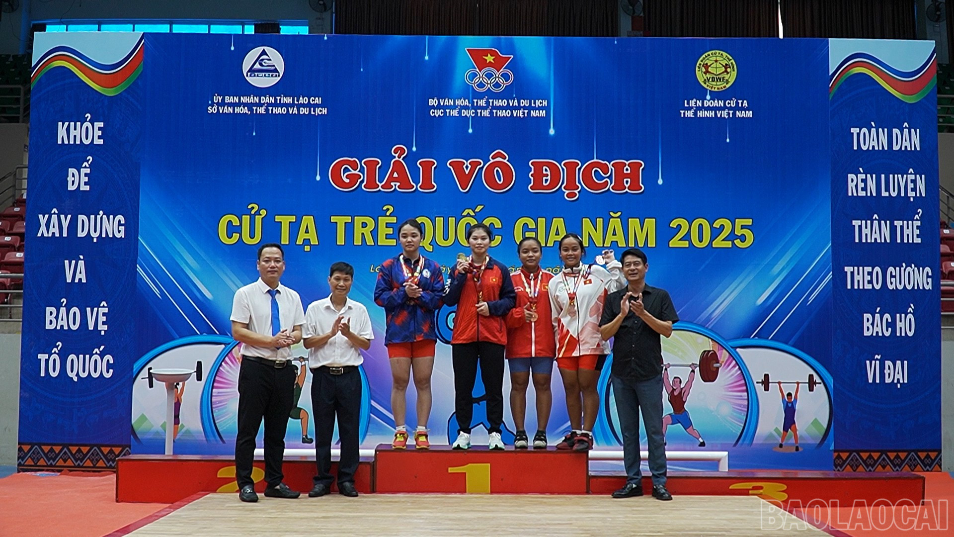 Hoàng Kim Lụa (thứ tư từ trái sang) giành 3 Huy chương Vàng hạng cân 64 kg. baolaocai-br_490-753100-17-54-17still078.jpg