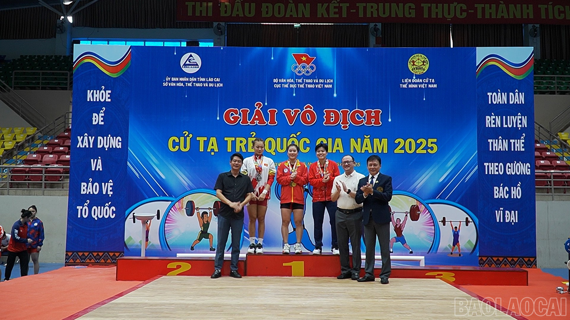 Hà Thị Xiến (giữa) giành 3 Huy chương Vàng hạng 59 kg. baolaocai-br_490-753100-18-11-14still079.jpg